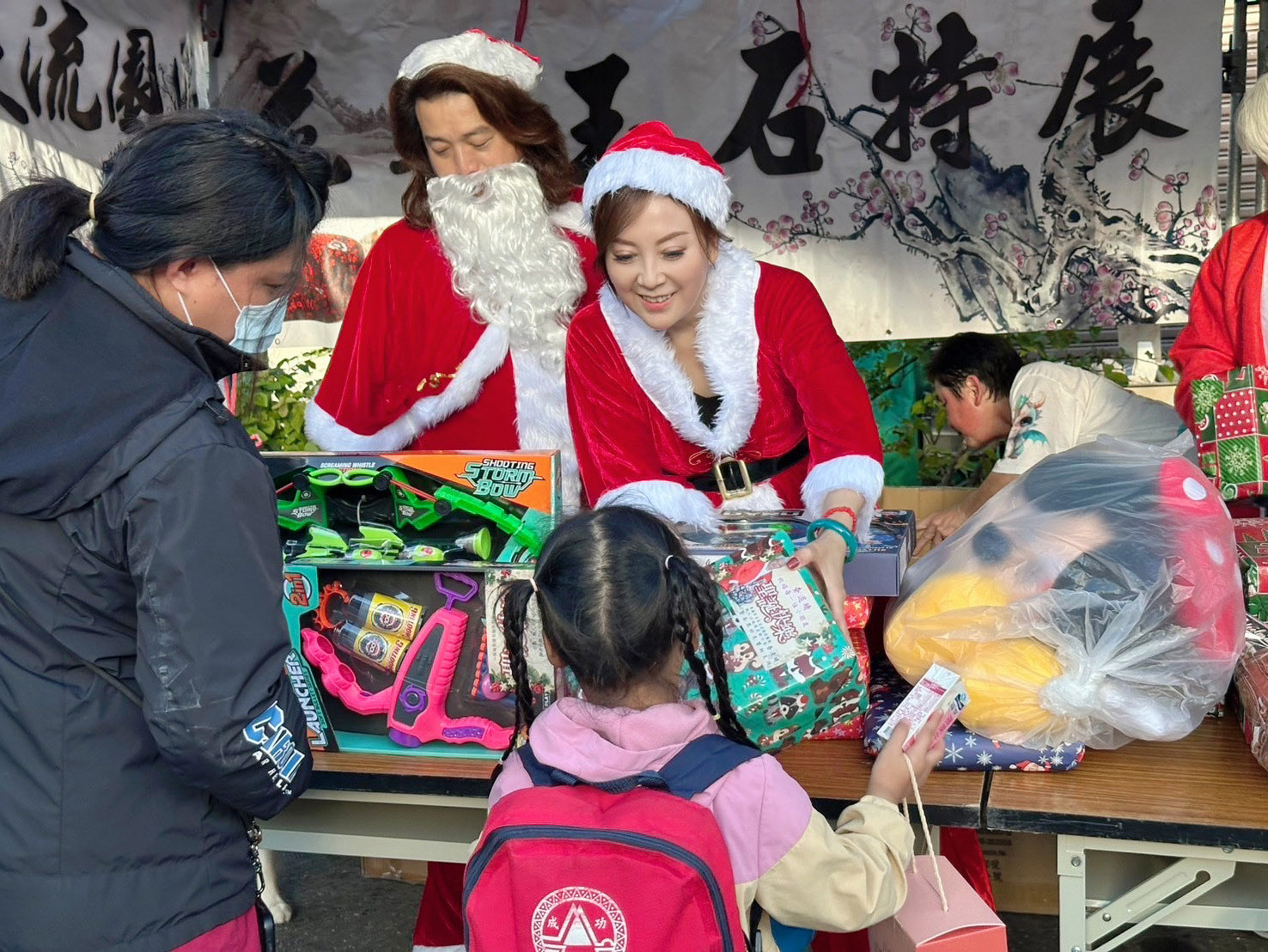 喬幼與丈夫變身聖誕老公公與老婆婆,溫暖陪伴台東家扶中心的孩子們。(喬幼提供)
