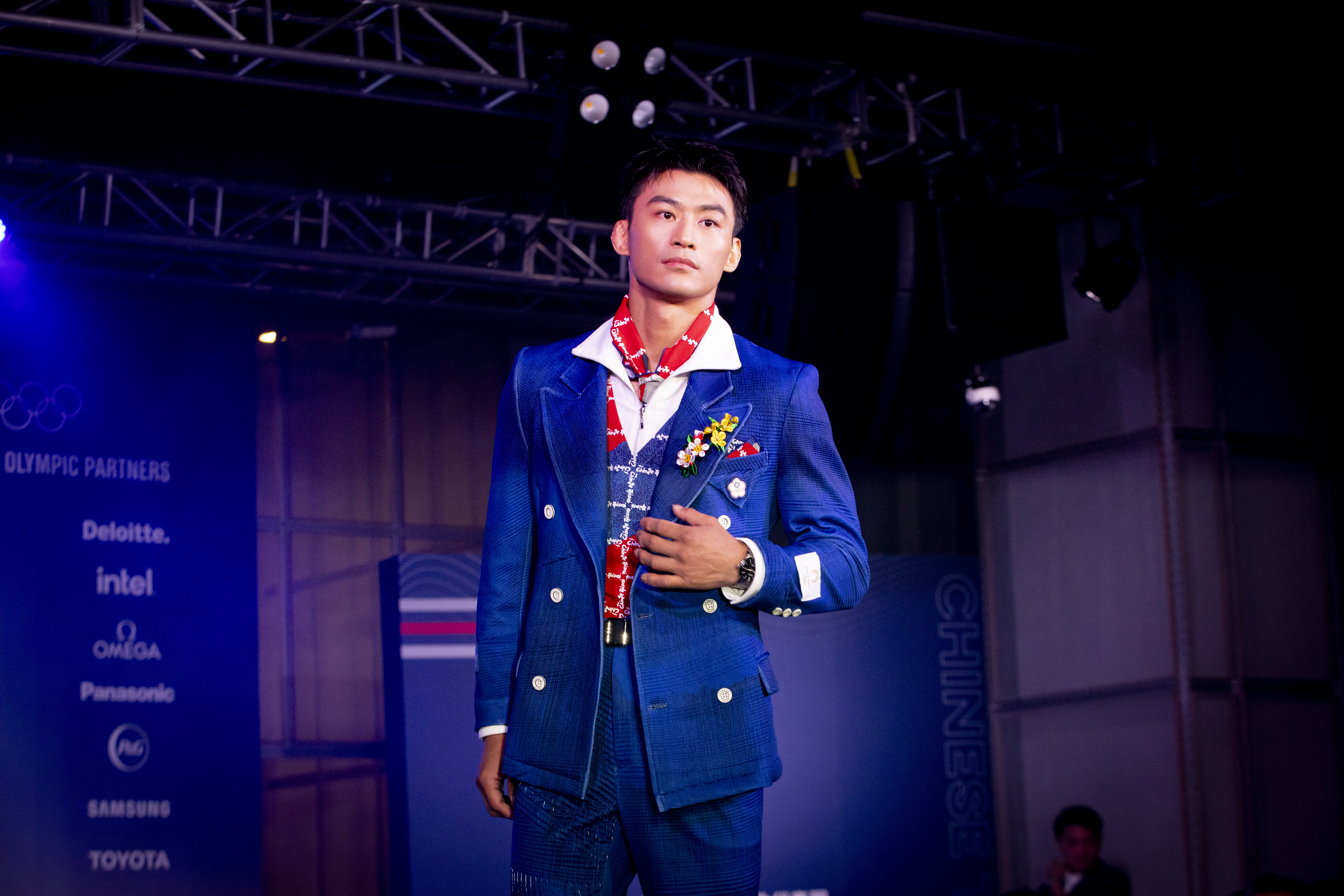 楊勇緯昨出席奧會活動穿上進場服裝走秀，他即將在巴黎奧運以第一種子身分出賽。