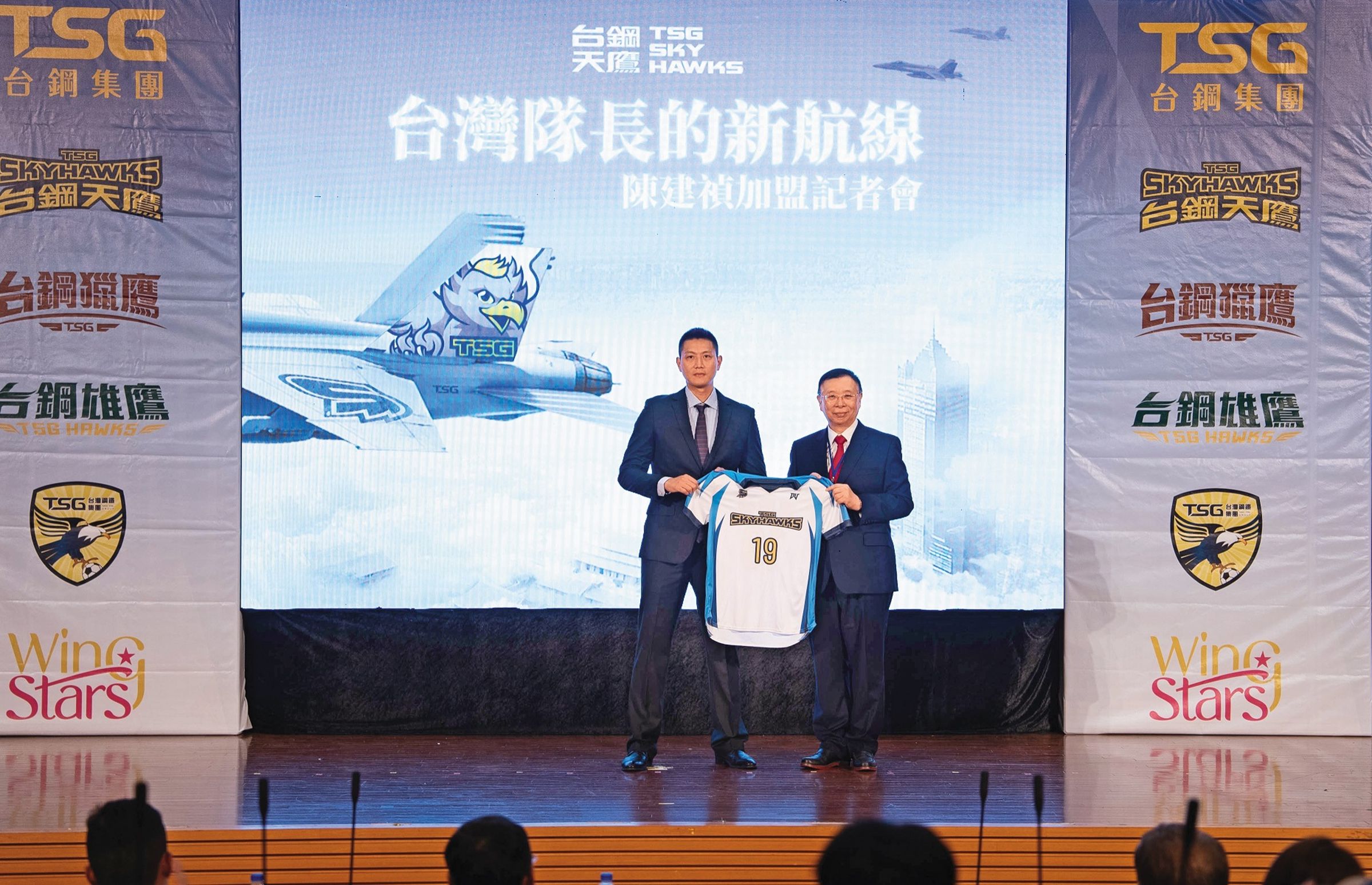 旅外10年的陳建禎(左)選擇在TPVL開創元年回到國內,並選擇加入對未來發展有完整規劃的台鋼天鷹。(台鋼天鷹提供)