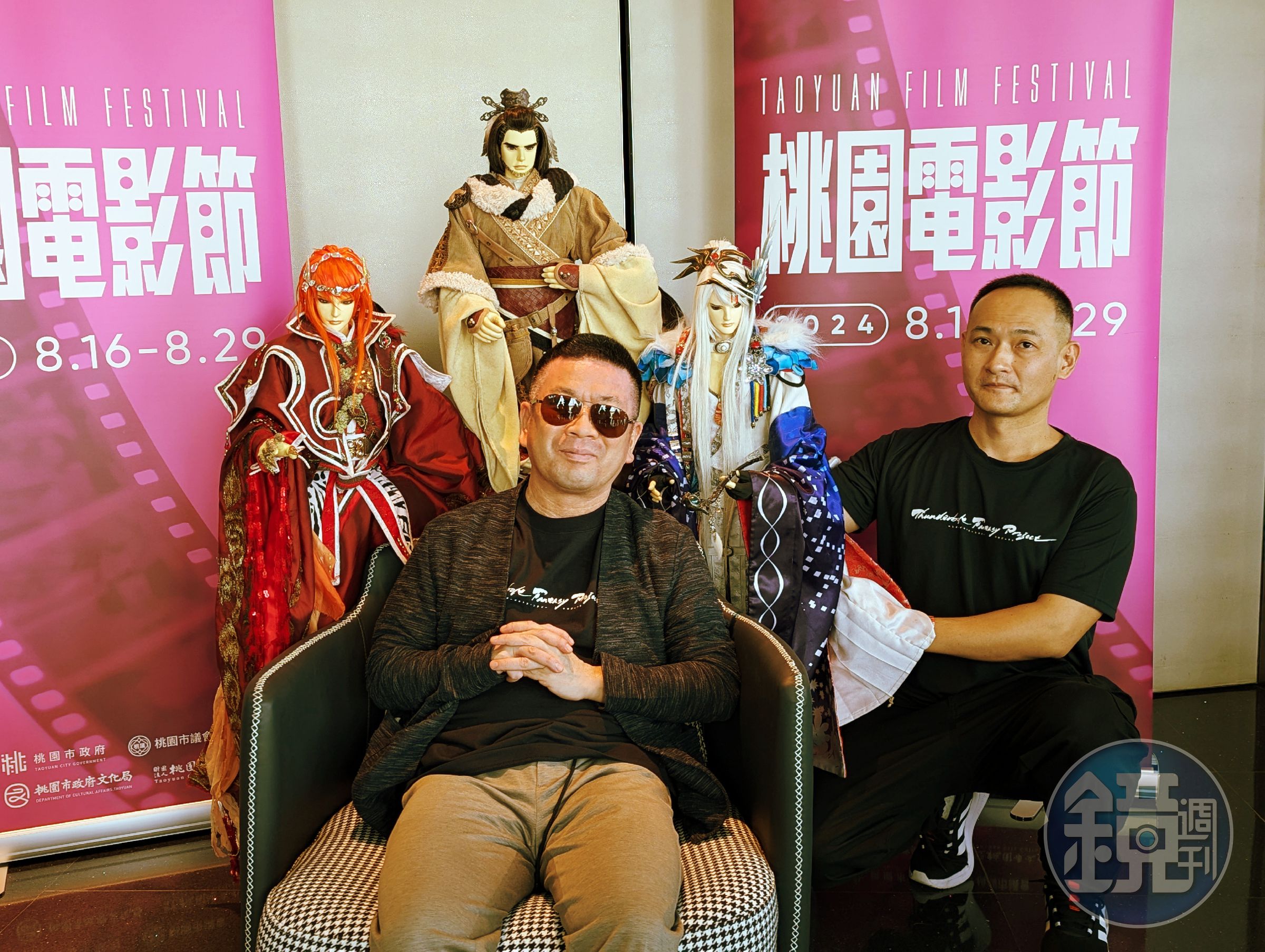 《東離劍遊紀》的編劇虛淵玄應桃園電影節邀請，帶著第4季前兩集作品來台首映，也把三尊戲偶帶來與粉絲見面。