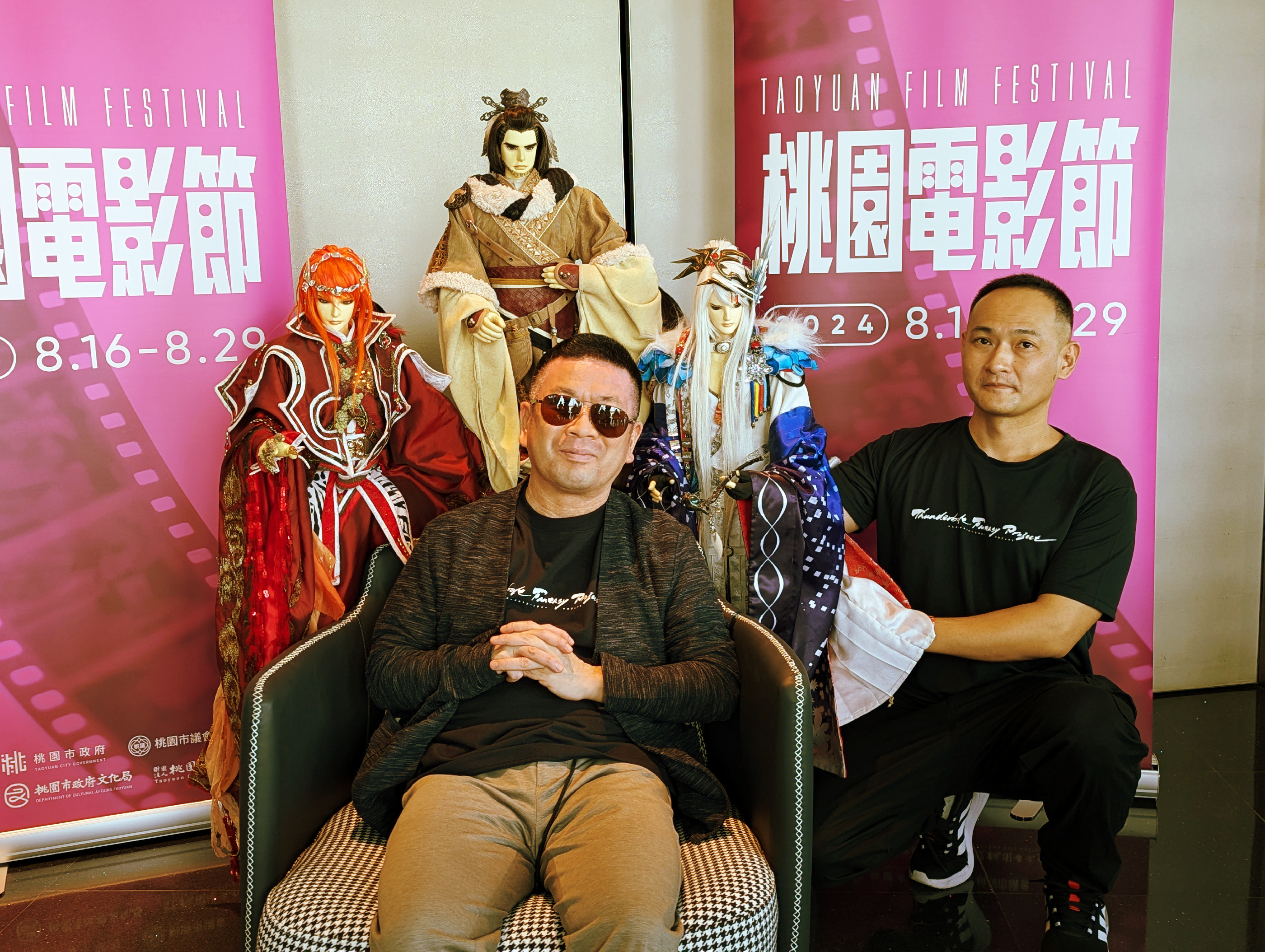 《東離劍遊紀》的編劇虛淵玄應桃園電影節邀請，帶著第4季前兩集作品來台首映，也把三尊戲偶帶來與粉絲見面。