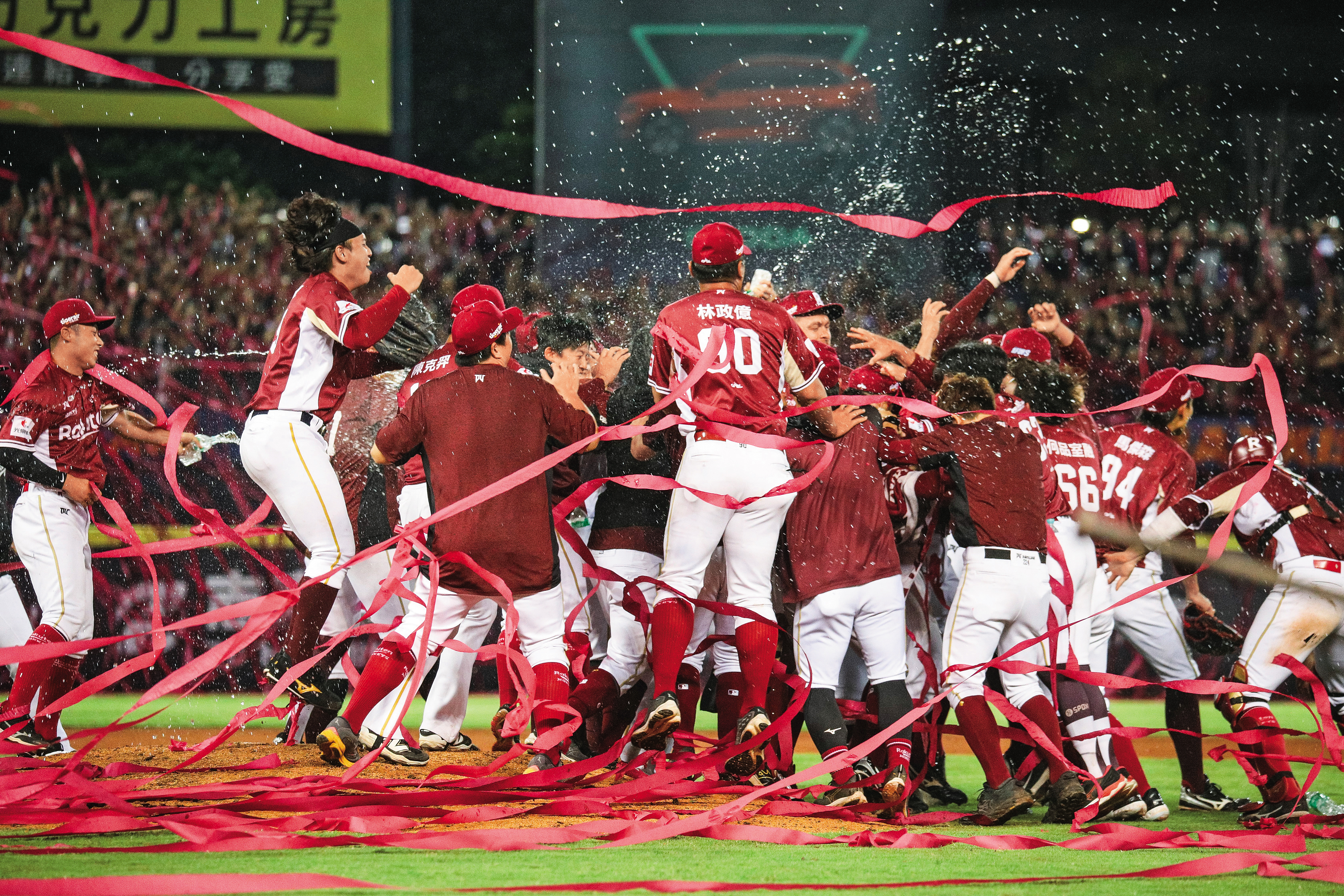 樂天桃猿奪冠「換帥」風波越演越烈。（鏡報鄒保祥）