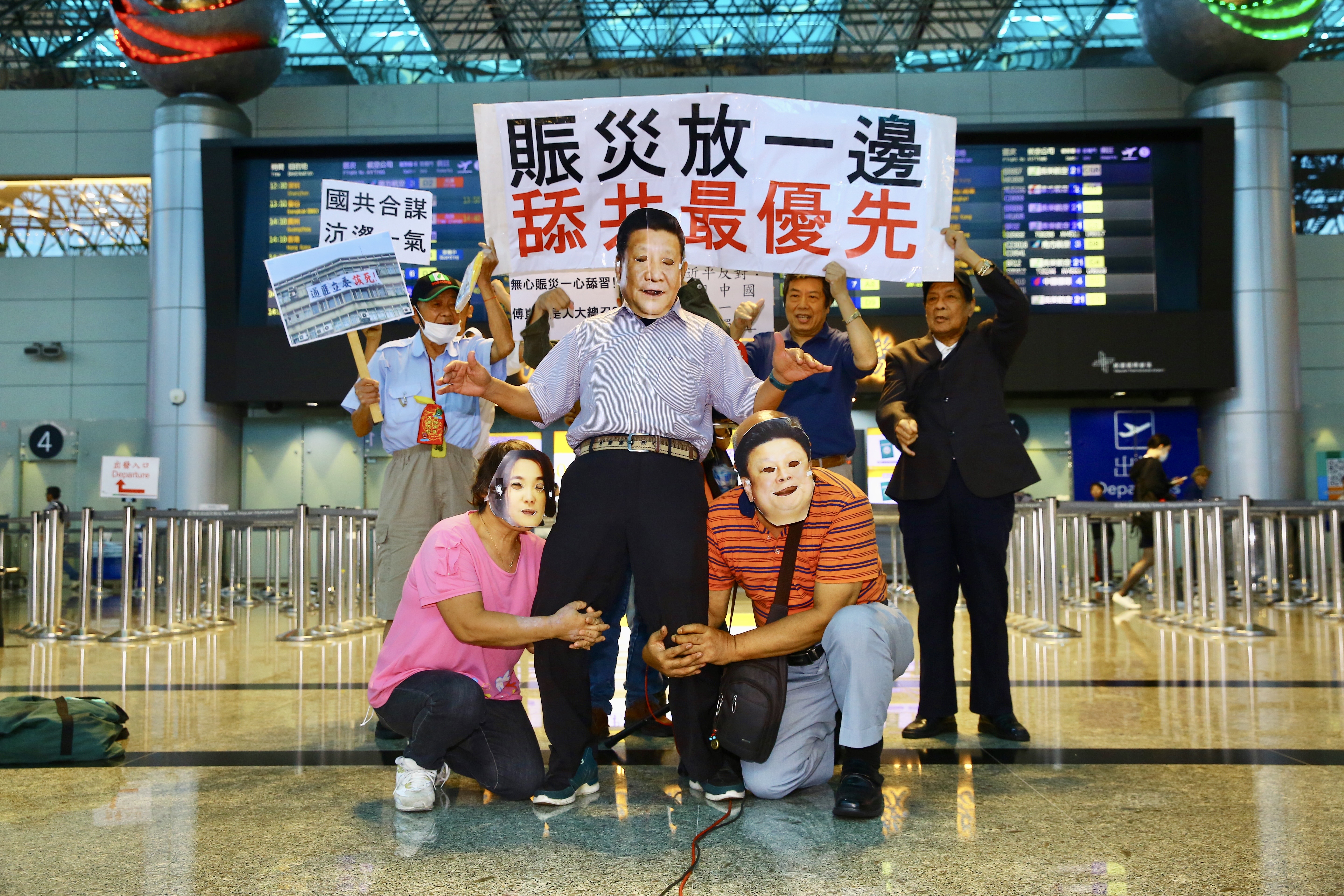 也有反對派民眾酸傅崐萁把賑災放在一邊，跑去舔共。