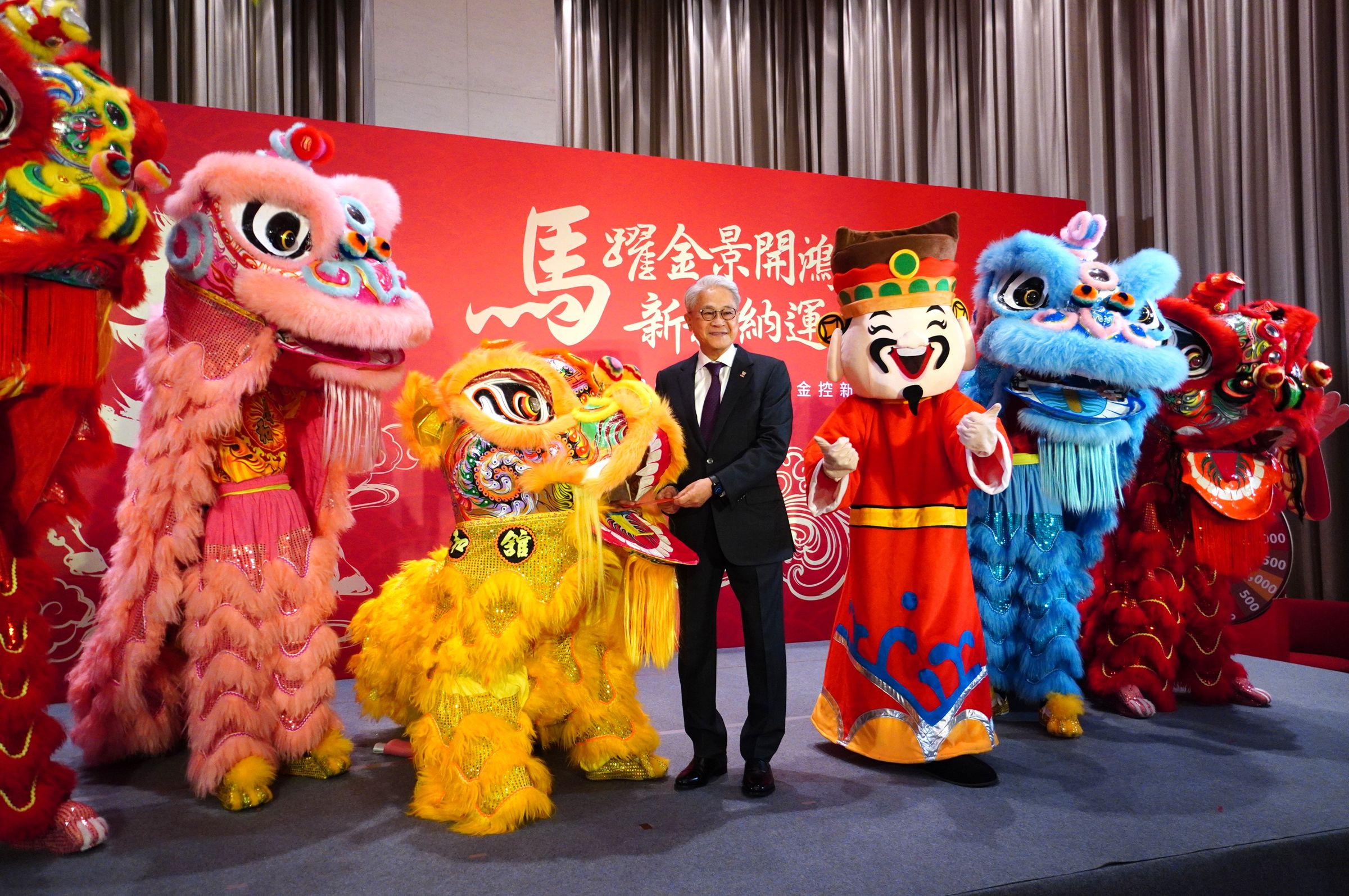 台新新光金控董事長吳東亮今在新春開工活動中，期許同仁有志一同在馬年要為再創佳績。（業者提供）