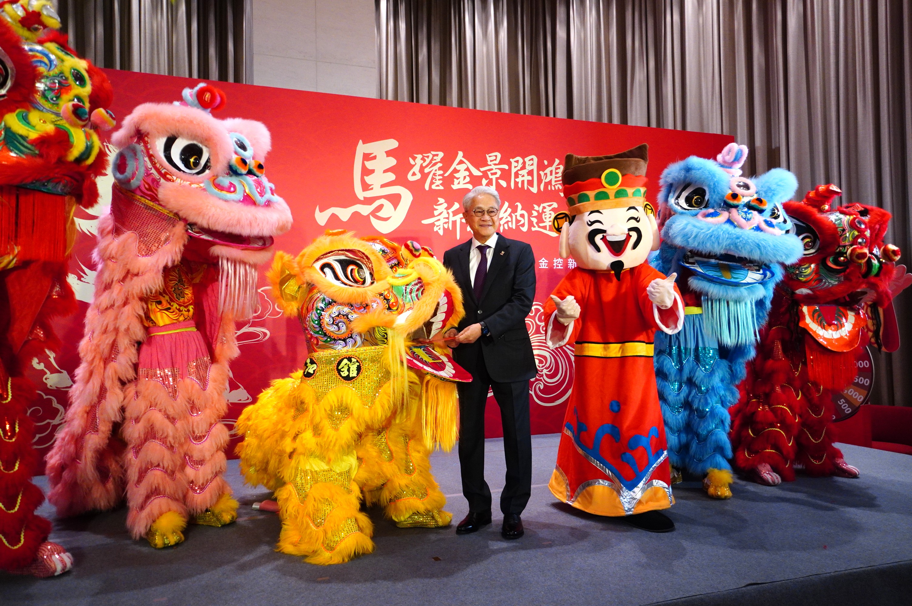 台新新光金控董事長吳東亮今在新春開工活動中,期許同仁有志一同在馬年要為再創佳績。(業者提供)