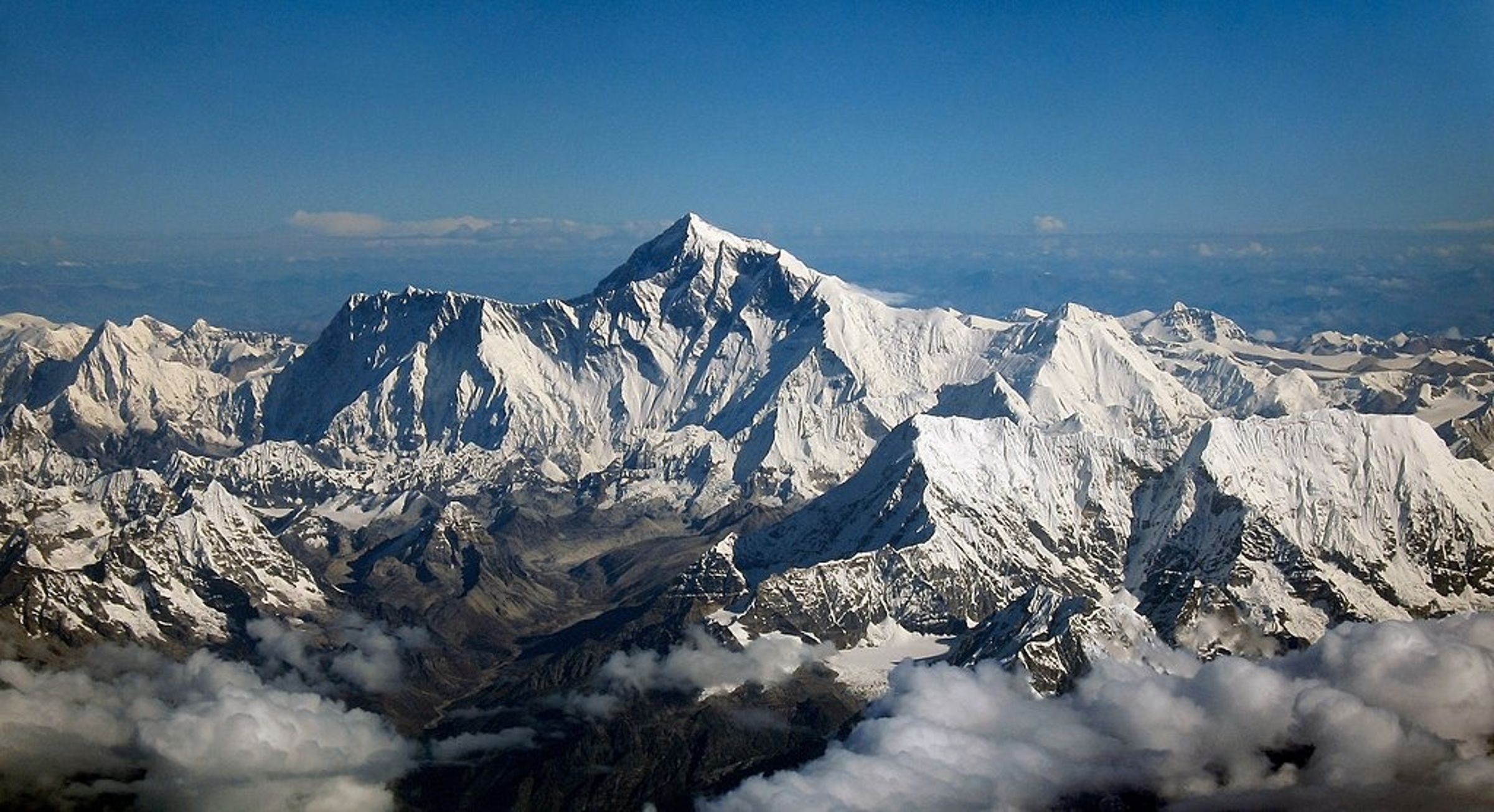 為解決世界第一高峰喜馬拉雅山聖母峰登山客導致的環境汙染,尼泊爾政府祭出新規定。(翻攝自維基百科)