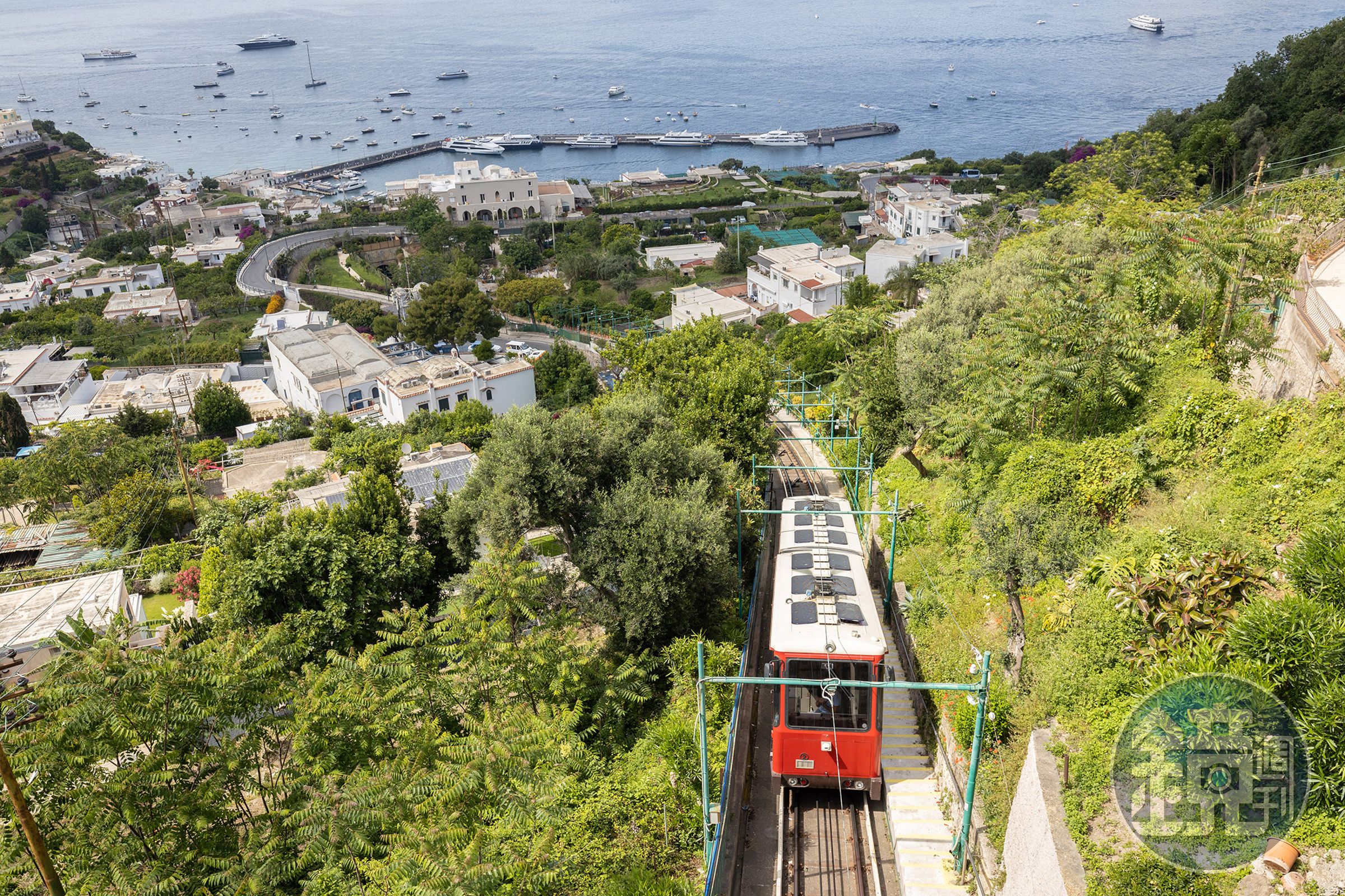 搭乘卡布里島纜車（Funicolare di Capri）可以登上山頂的翁貝托一世廣場，這裡才是小鎮居民生活的中心。