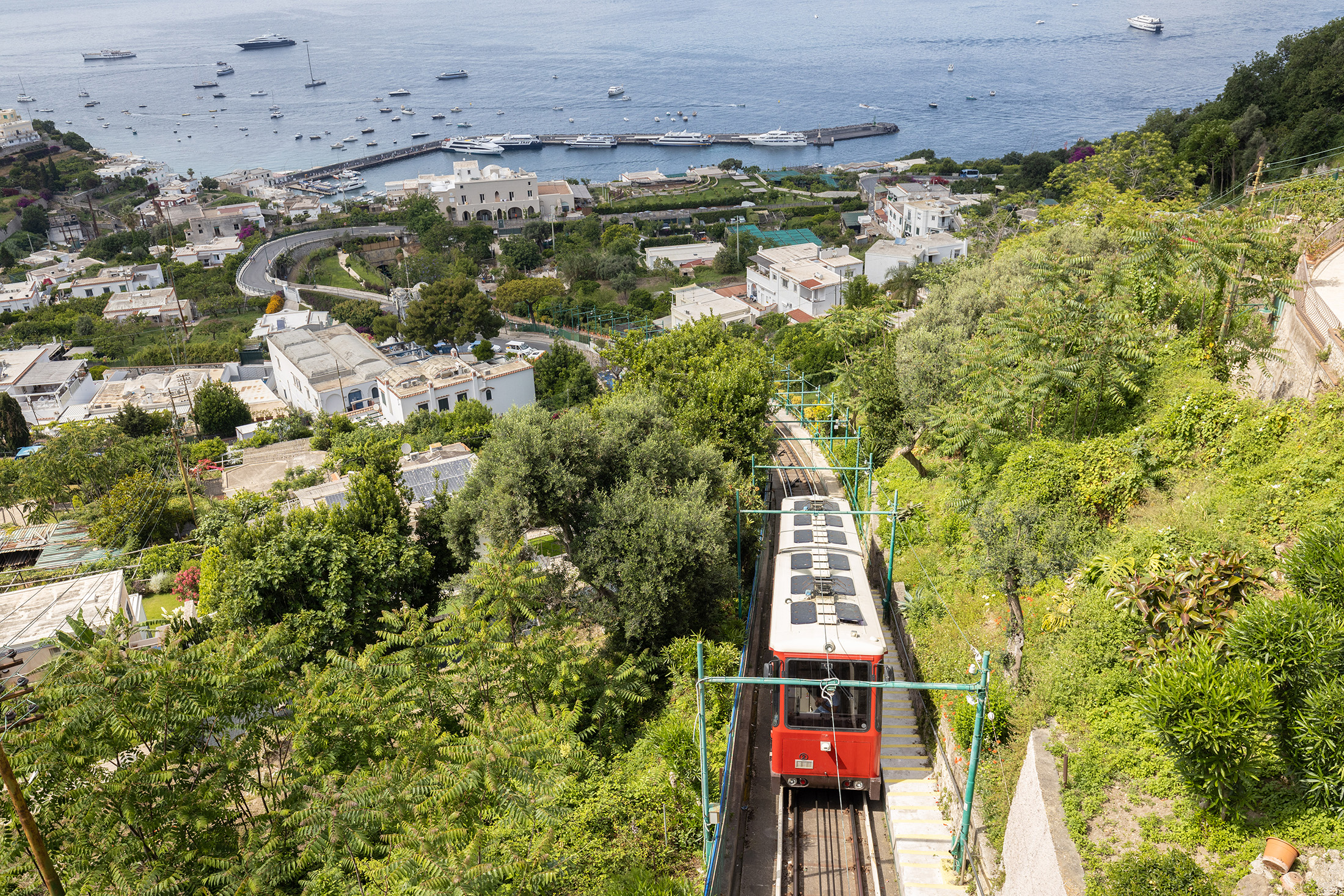搭乘卡布里島纜車(Funicolare di Capri)可以登上山頂的翁貝托一世廣場,這裡才是小鎮居民生活的中心。