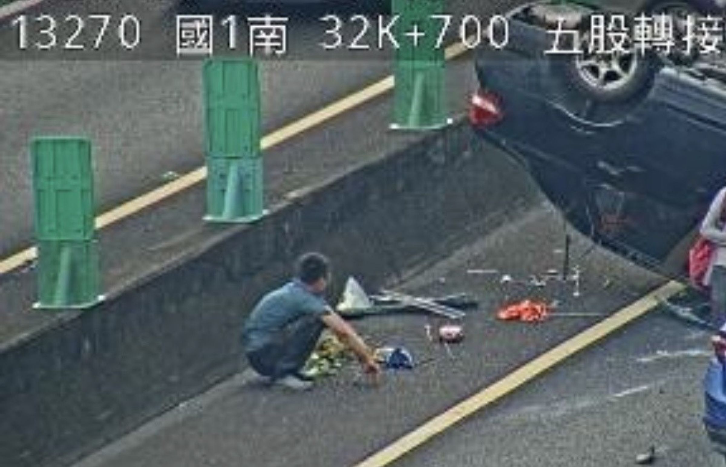 王男駕駛轎車因恍神擦撞另一輛轎車，導致自己車輛翻覆，所幸無受傷。（翻攝自國道公路即時網）