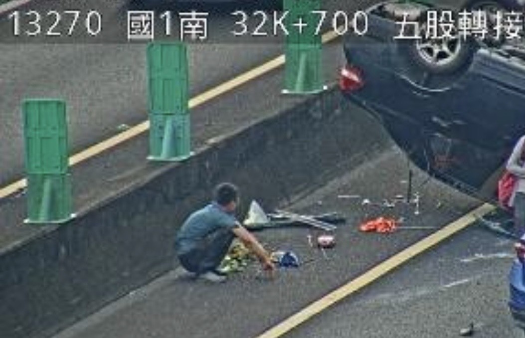 王男駕駛轎車因恍神擦撞另一輛轎車，導致自己車輛翻覆，所幸無受傷。（翻攝自國道公路即時網）