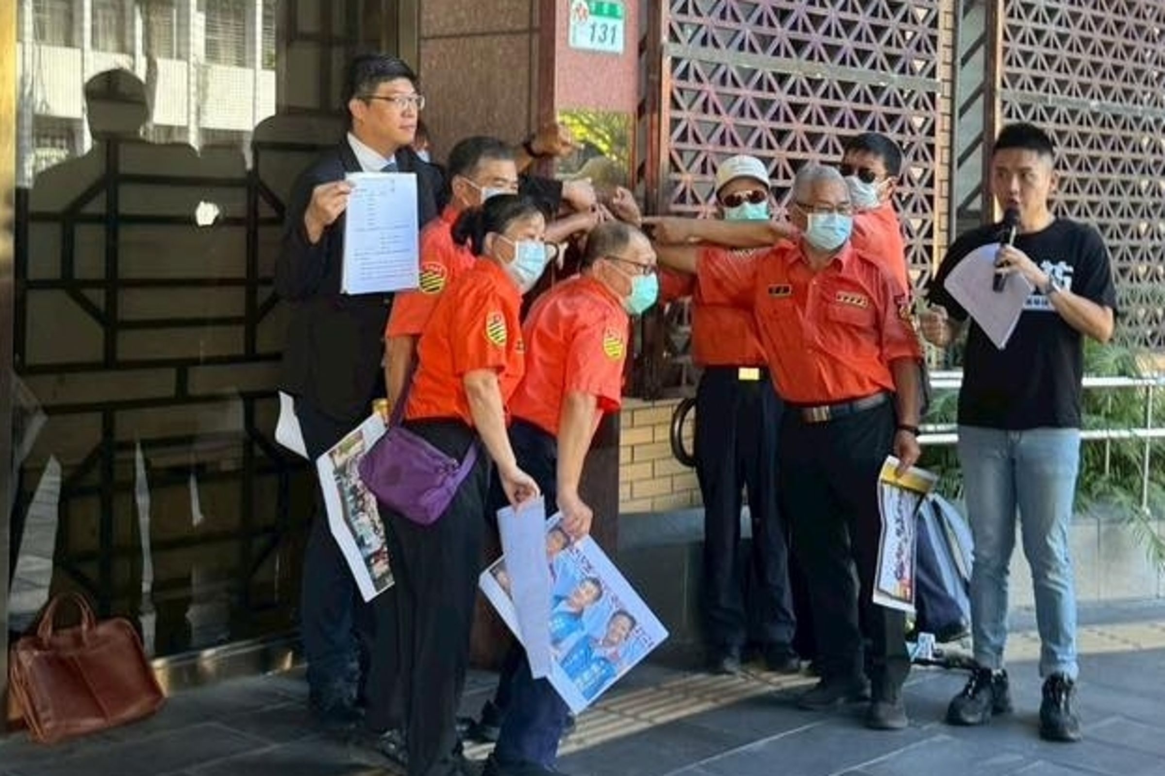 多名吹哨者前往北檢,正式控告藍營北市議員郭昭巖及其幕僚濫用義交人力,並針對辜萬益提起誣告、公益侵占與侵占等罪名。(翻攝自張銘祐臉書)