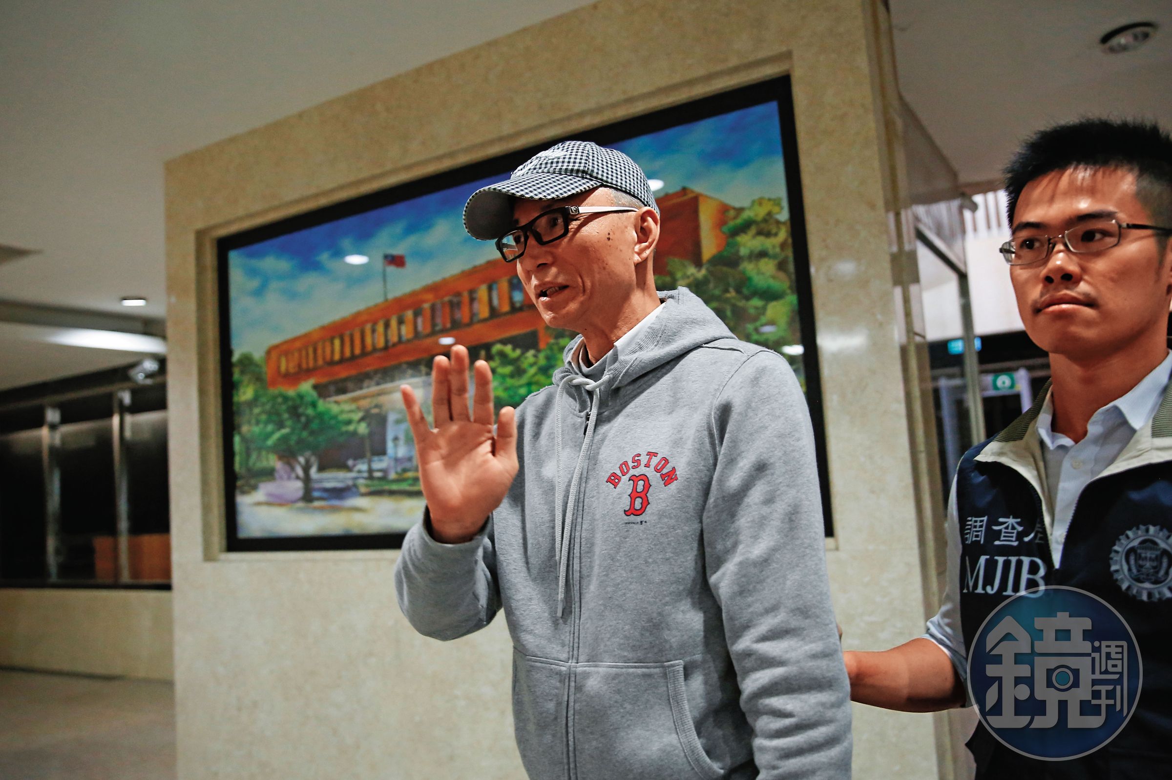 朱國榮(左)涉犯多起重大經濟犯罪,去年放棄5億元保釋金偷渡潛逃海外。