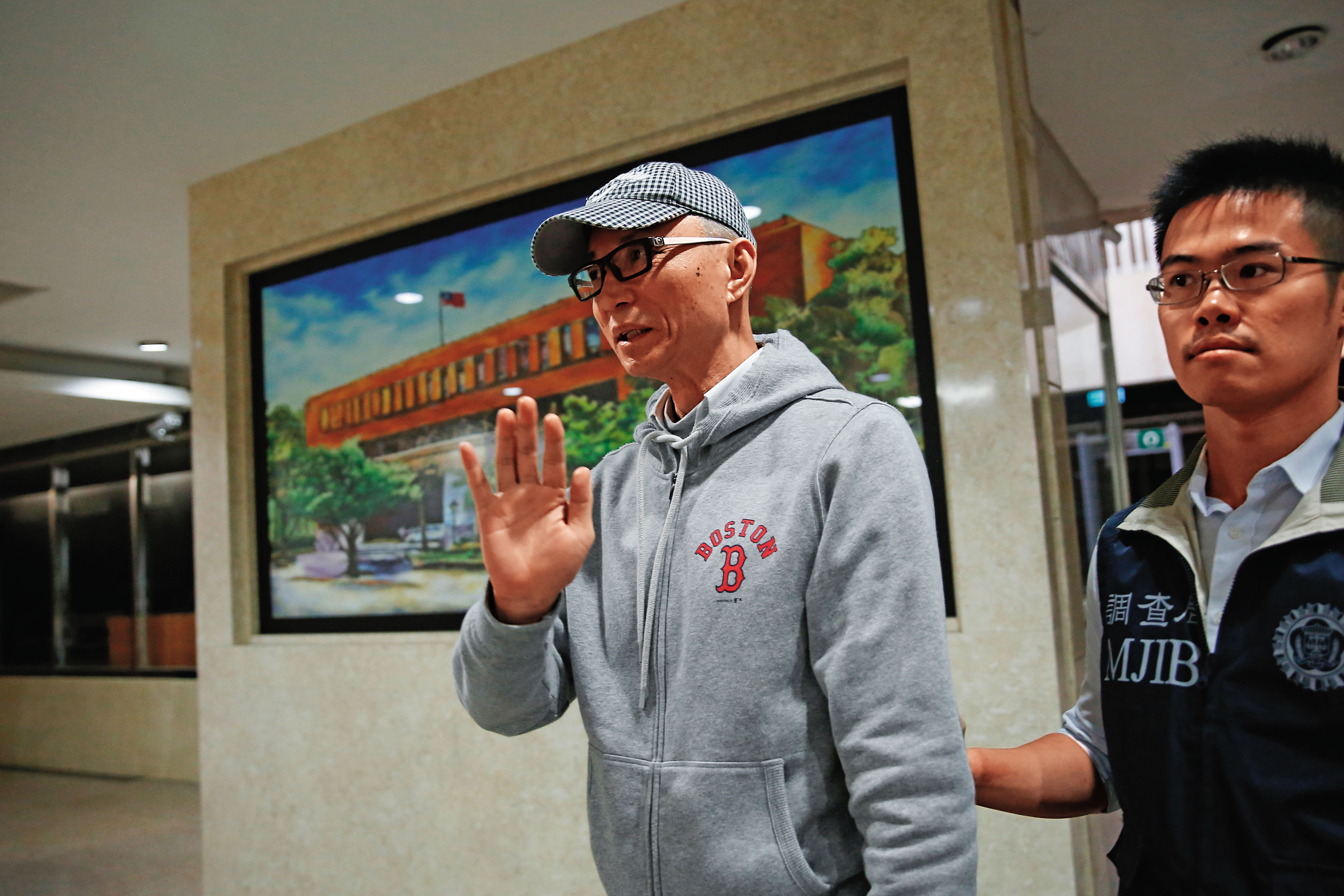 朱國榮（左）涉犯多起重大經濟犯罪，去年放棄5億元保釋金偷渡潛逃海外。