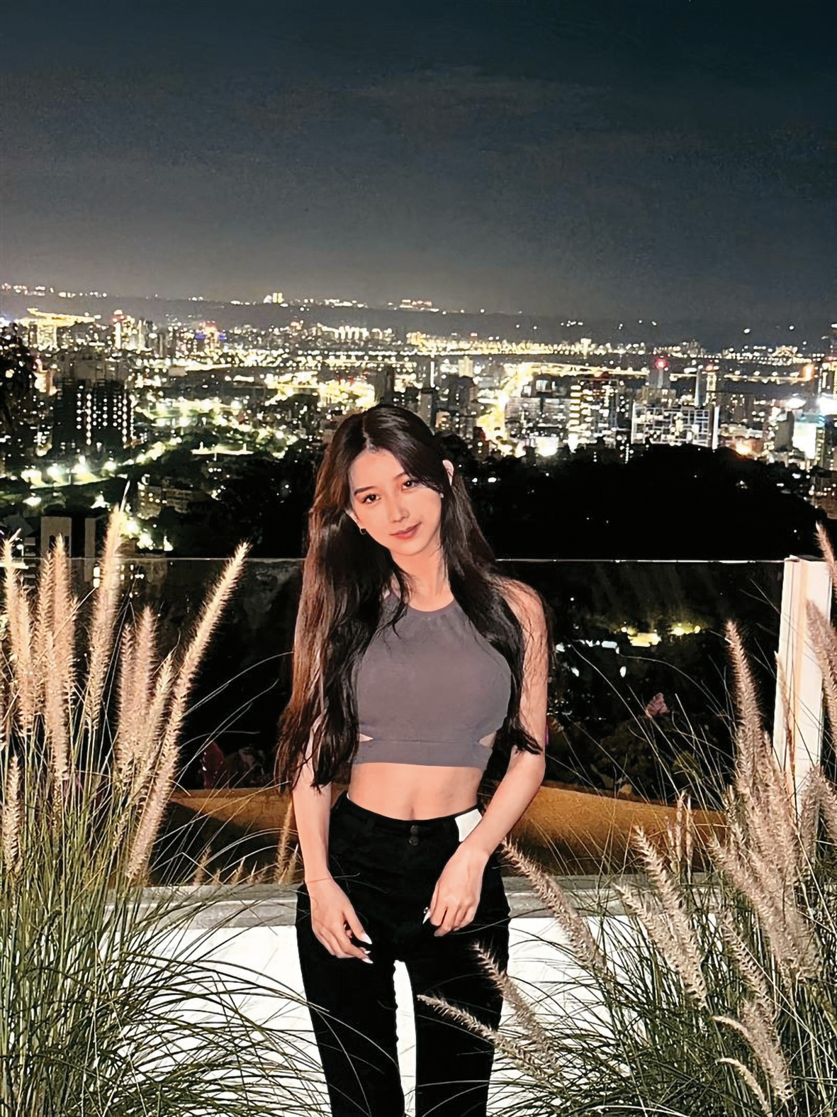 聲稱是正牌女友的蓉蓉,今年才23歲,畢業於北科大。(翻攝自何相蓉臉書)