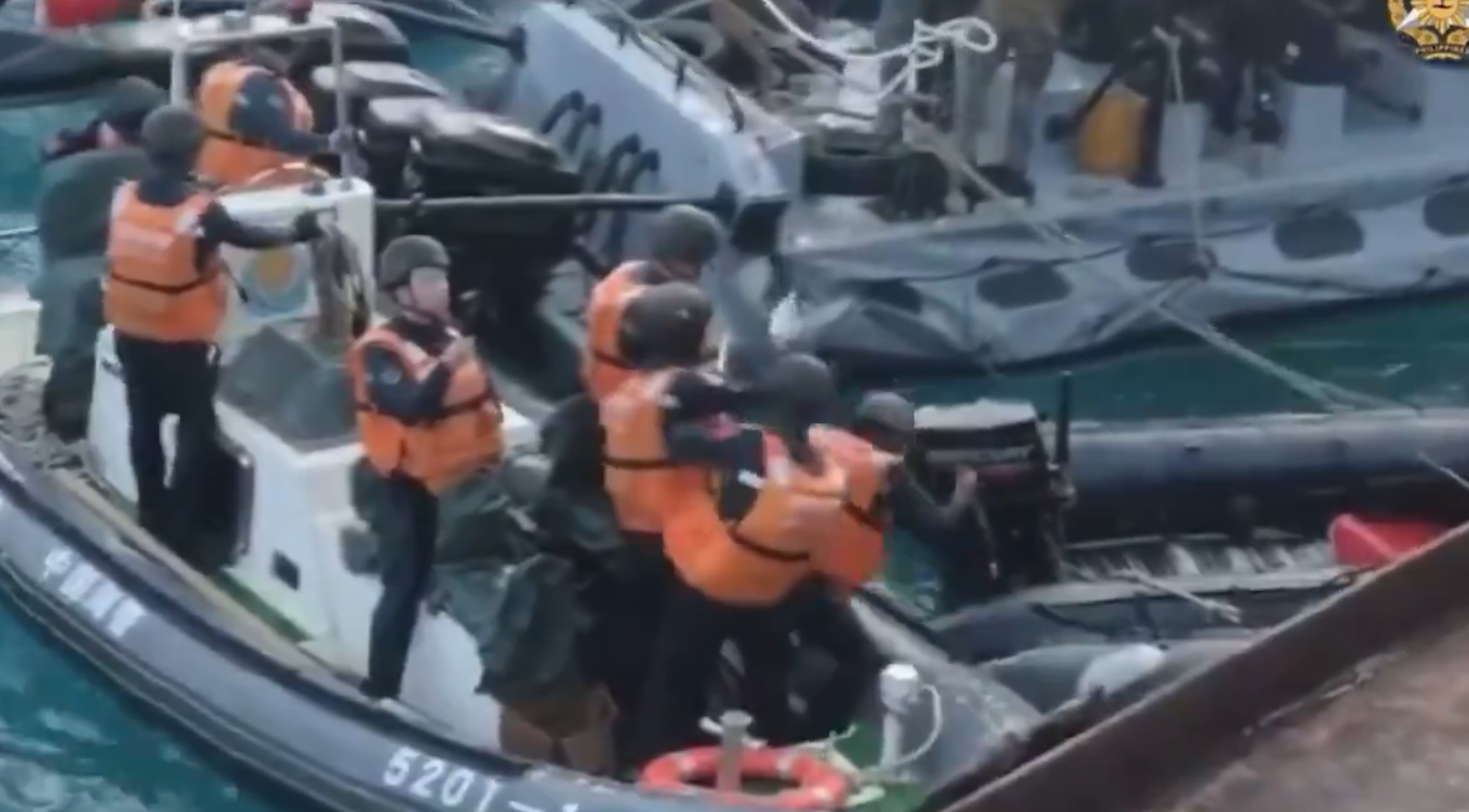 中國海警用刀狂刺菲律賓汽艇。(翻自菲律賓國防部X平台)