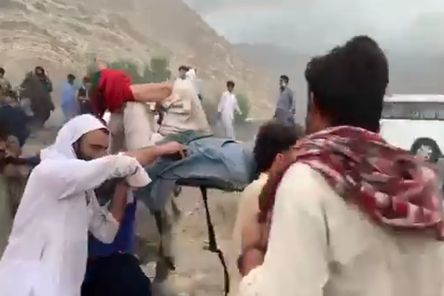 塔利班官員表示,這起強震造成至少250人死亡,超過500人受傷。(翻攝自X)