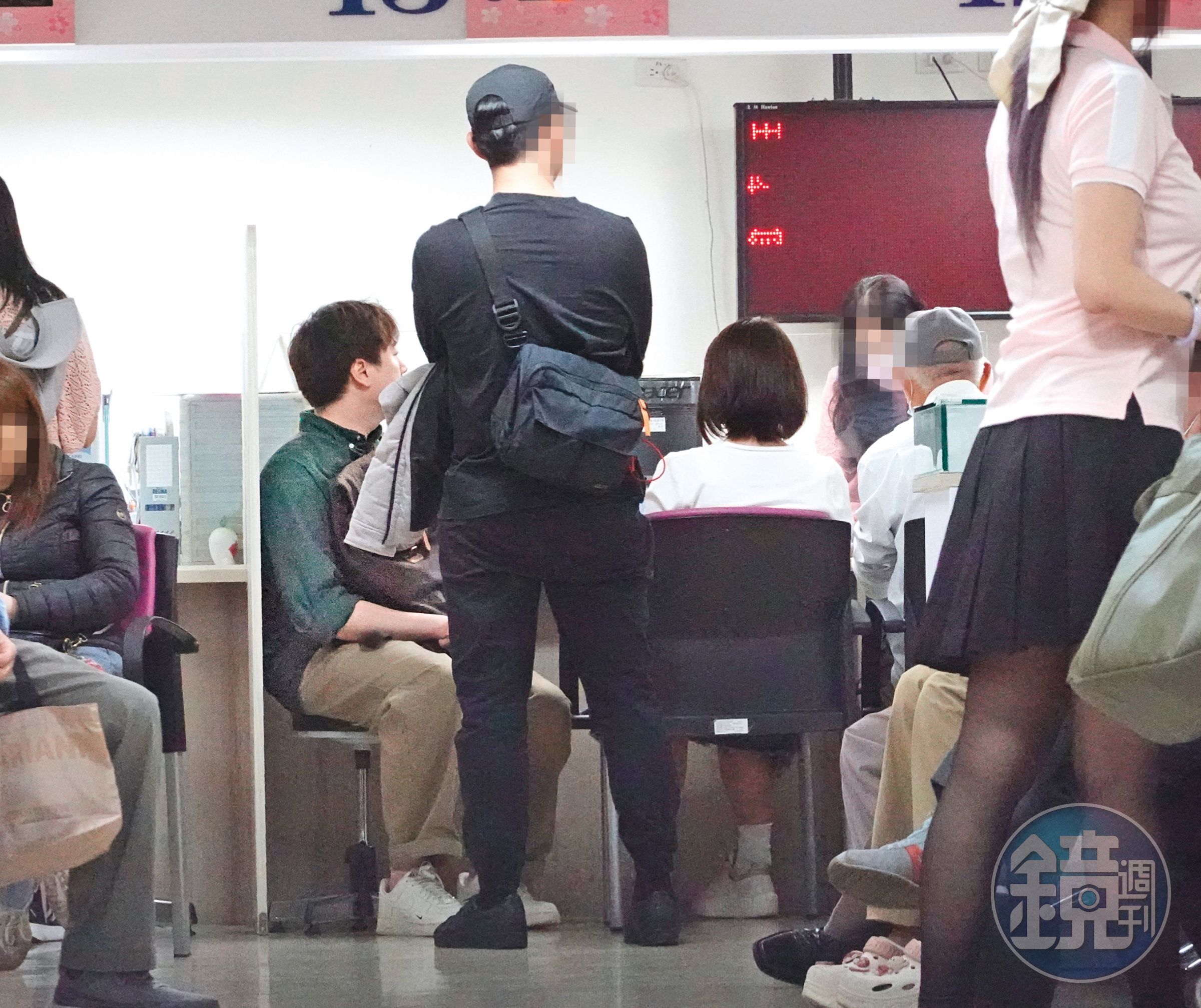 14：10 馨儀（右）和單為明（左）前往戶政事務所，辦理離婚手續。