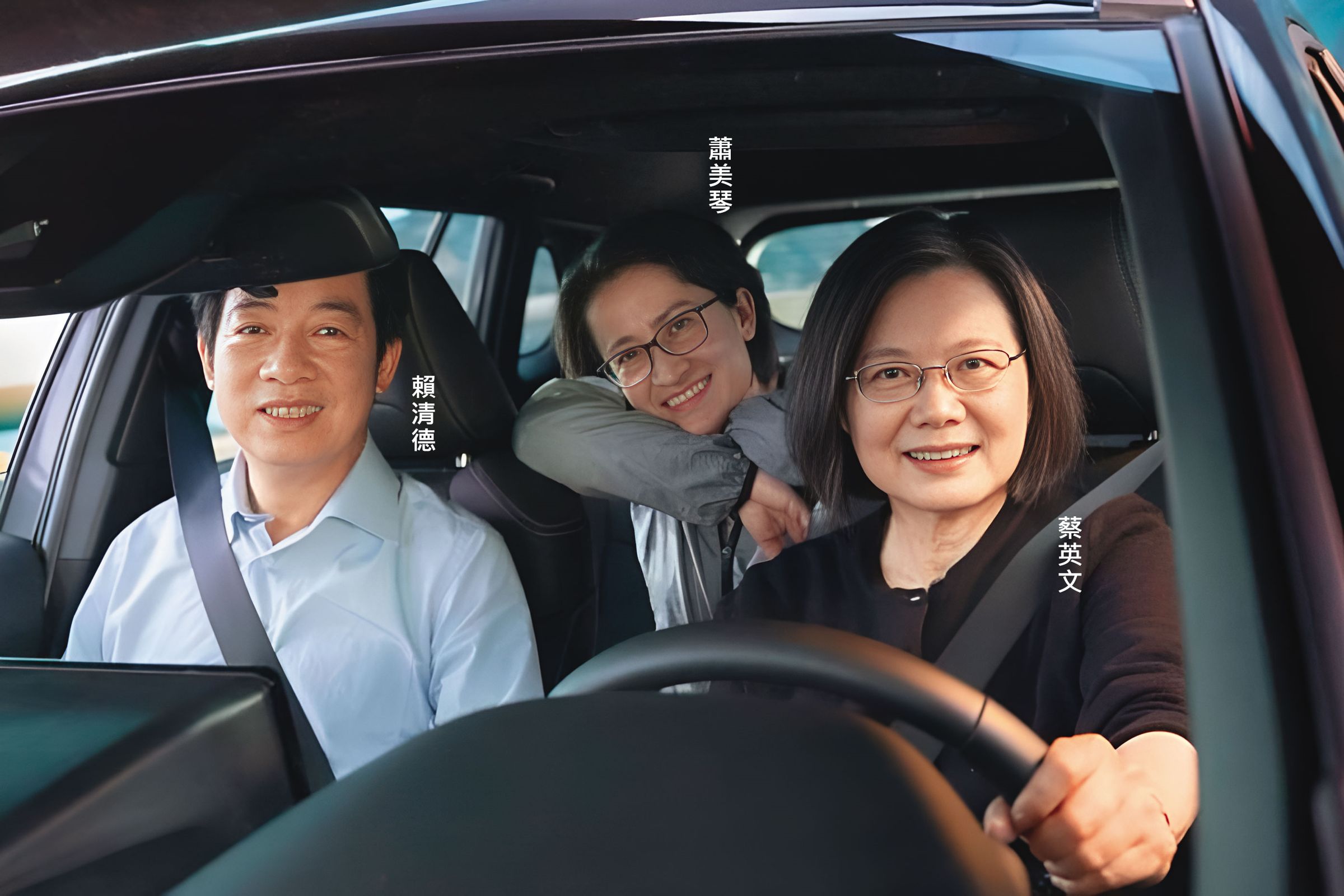 蔡英文當總統前以喜歡開車一事聞名，2024年總統競選團隊甚至以此為主題拍了廣告「在路上」。（翻攝蔡英文IG）