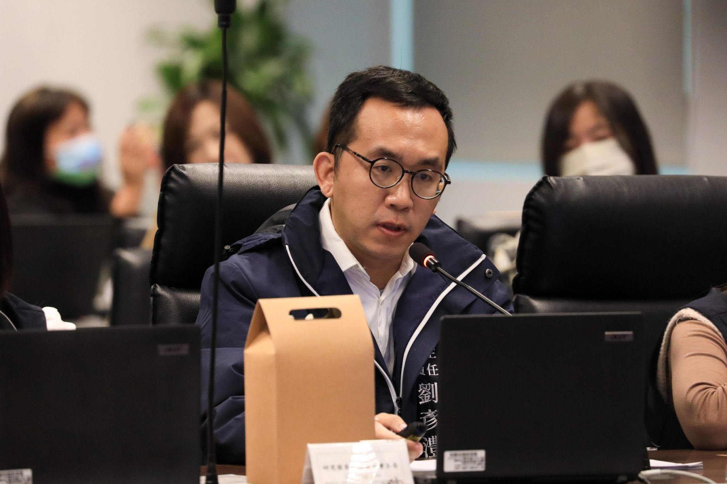 徐巧芯丈夫、台中市研考會主委劉彥澧被爆出提供黑資料介入綠營立委初選,他否認有行政不中立的情況。(台中市政府提供)