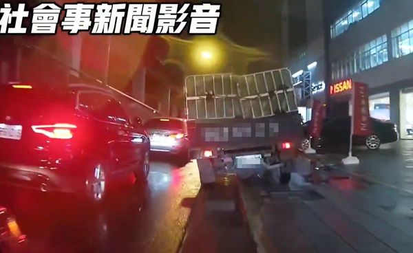 貨車不想塞在路上，直接當自己是行人開上人行道一路狂飆。（翻攝自社會事新聞影音）