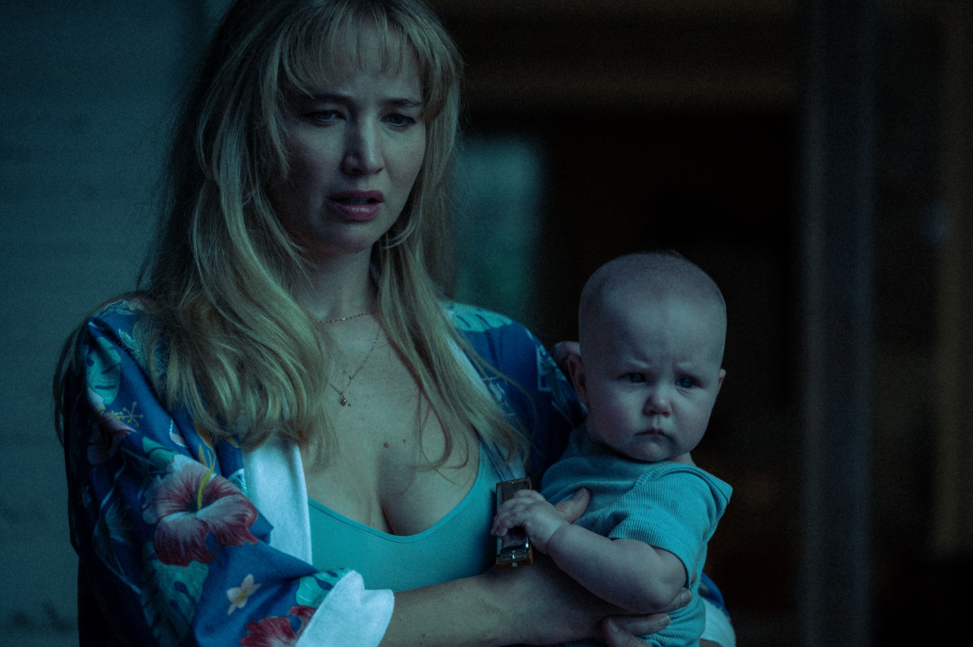 珍妮佛勞倫斯在《去死吧，親愛的》扮演生產後諸事不順的母親，放大新手父母的焦慮，遊走於精神崩潰的邊緣。（車庫娛樂）