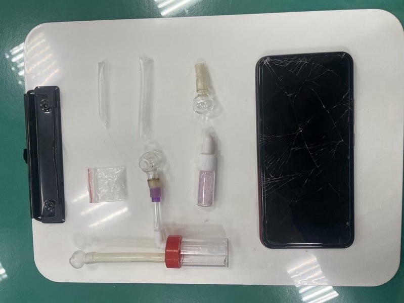 警方循線逮捕郭男，再於他身上起出毒品及吸食器。（翻攝畫面）