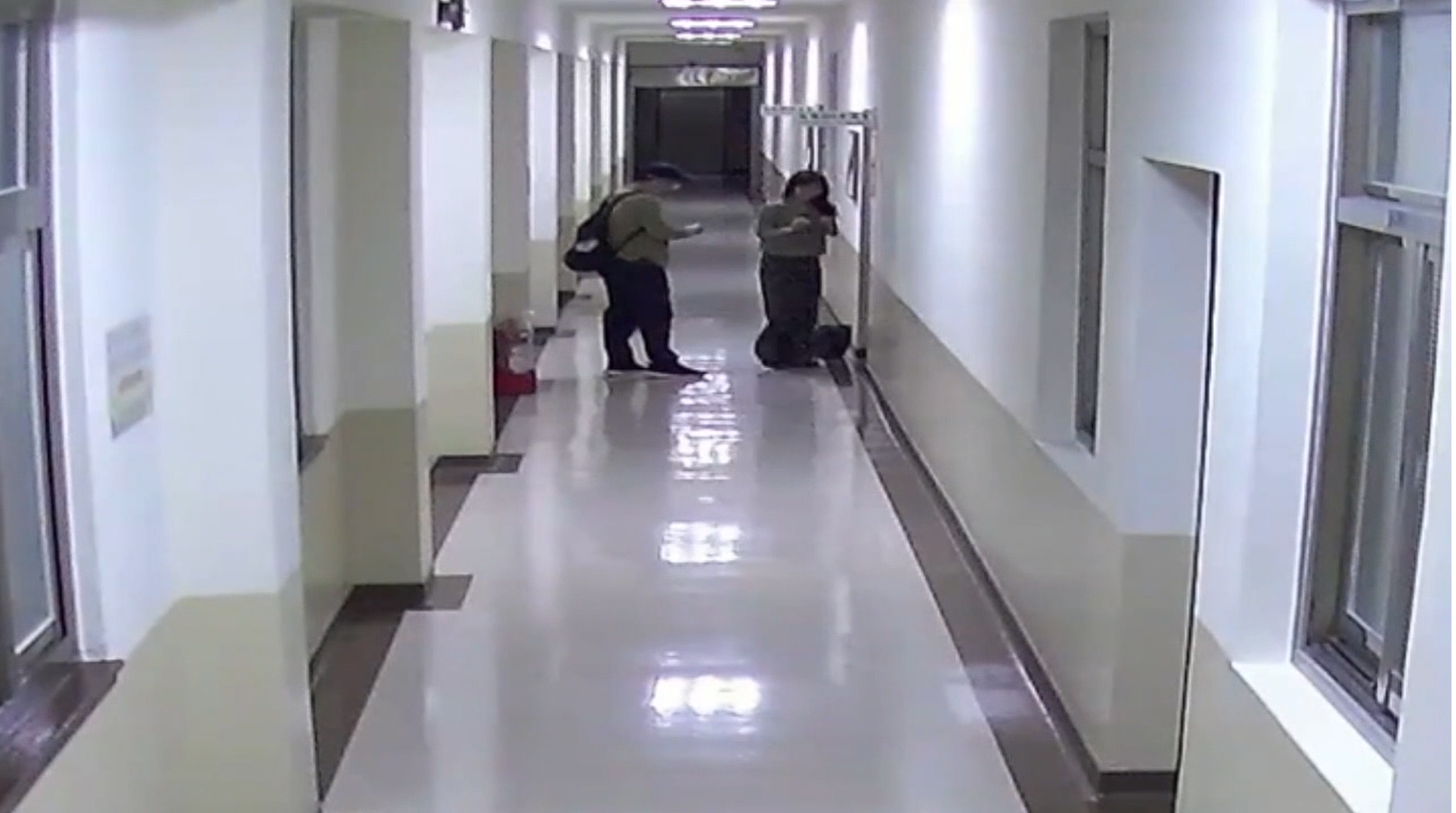 傅崐萁召開記者會秀出監視器畫面。（國民黨立法院黨團提供）