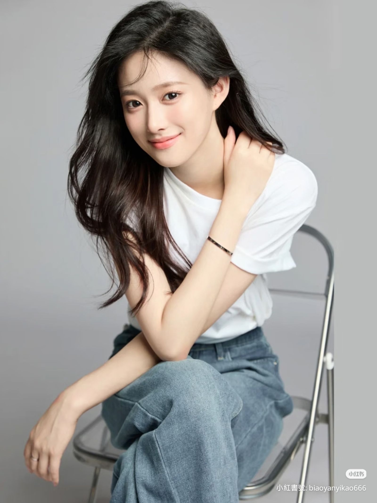 據悉是紐約大學學生的余意，曾演過網劇《少年歌行》，外型清秀不俗。（翻攝自余意小紅書）