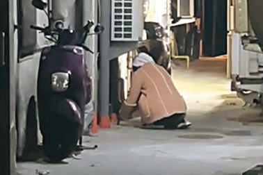 日前某天,吳苡菲從家中出門時鑽過防火巷,而且還蹲下一陣子,看來很是小心。