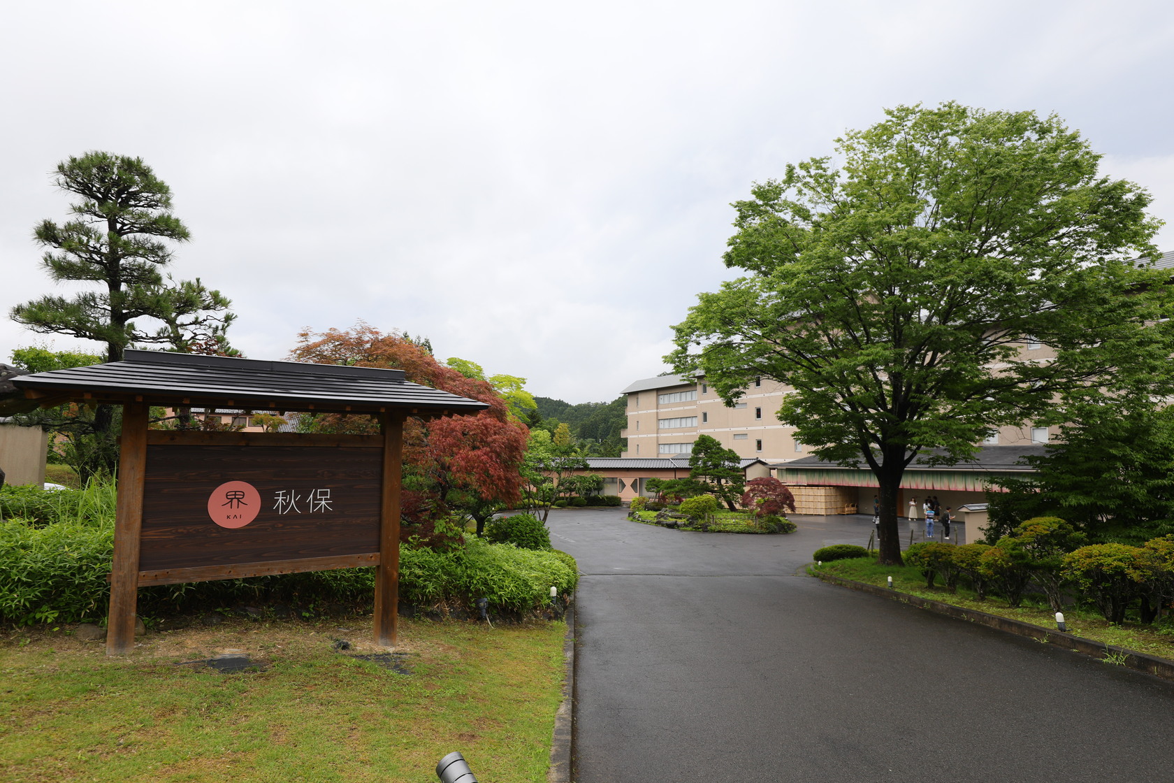 飯店門口設置新的公車站,仙台車站有專車接送住客前來秋保區。