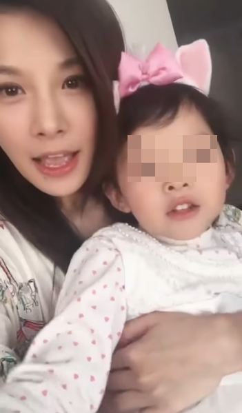 艾莉絲分享舊影片，當時女兒只有4歲，而她創業剛起步。（翻攝艾莉絲臉書）