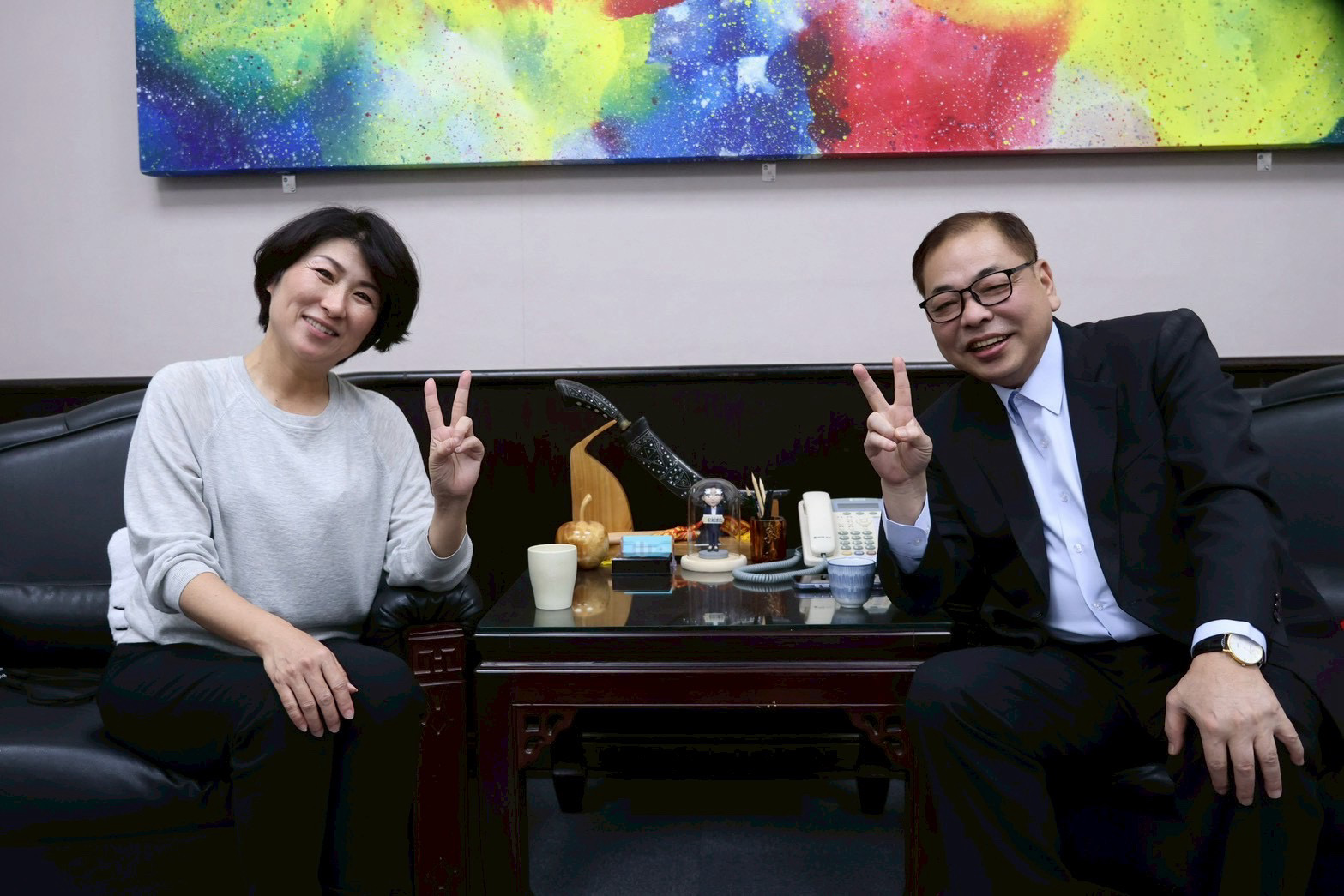 台東縣長饒慶鈴與新竹縣副縣長陳見賢同台交流，針對觀光與產業合作交換意見，互動輕鬆展現雙方良好互信基礎。
