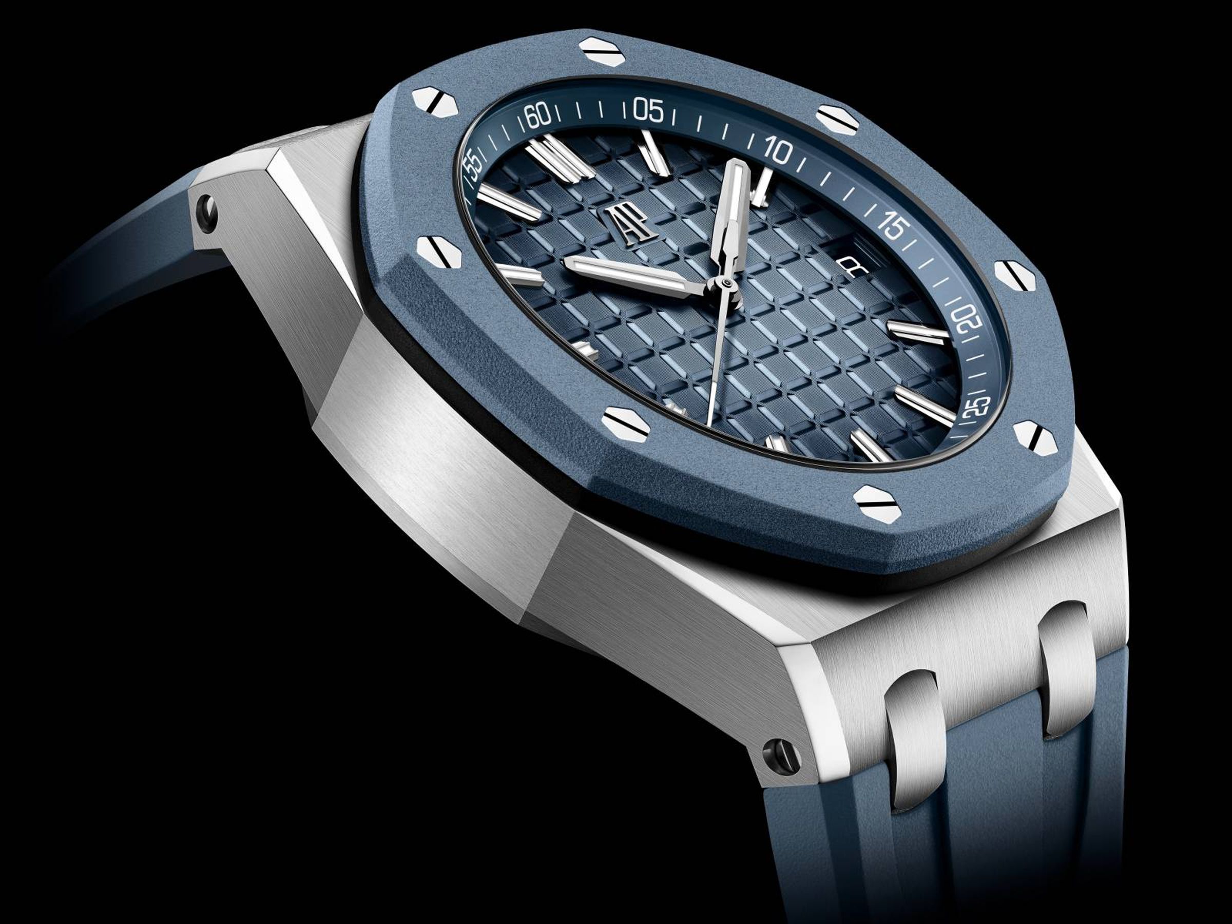 Royal Oak Offshore 43 Selfwinding，這是皇家橡樹離岸型裡最受歡迎之一的藍色配置，43mm的尺寸，以不鏽鋼錶殼配上藍色橡膠包覆錶圈，加上Mega Tapisserie超大型格紋錶面的煙燻藍呈現，以藍色漸層感做出視覺層次，內錶圈也同樣以藍色呈現，簡潔帥氣。定價：NT$883,000。