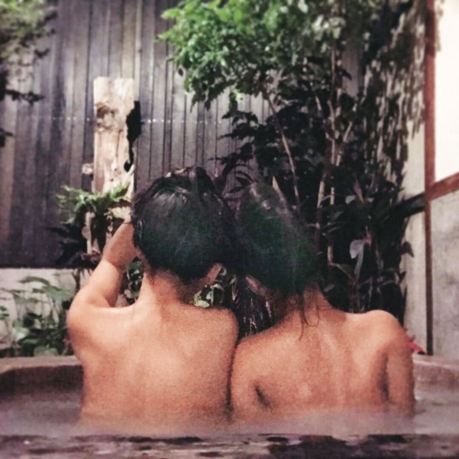 皇池在2023年間，發生多起情侶泡湯遭偷拍事件。圖非當事人。（翻攝皇池溫泉御膳館臉書）