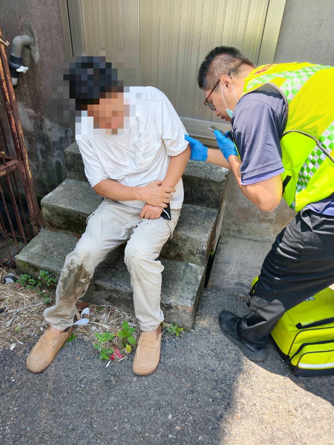 陳姓小隊長左手被撞斷,疼痛難耐。(警方提供))