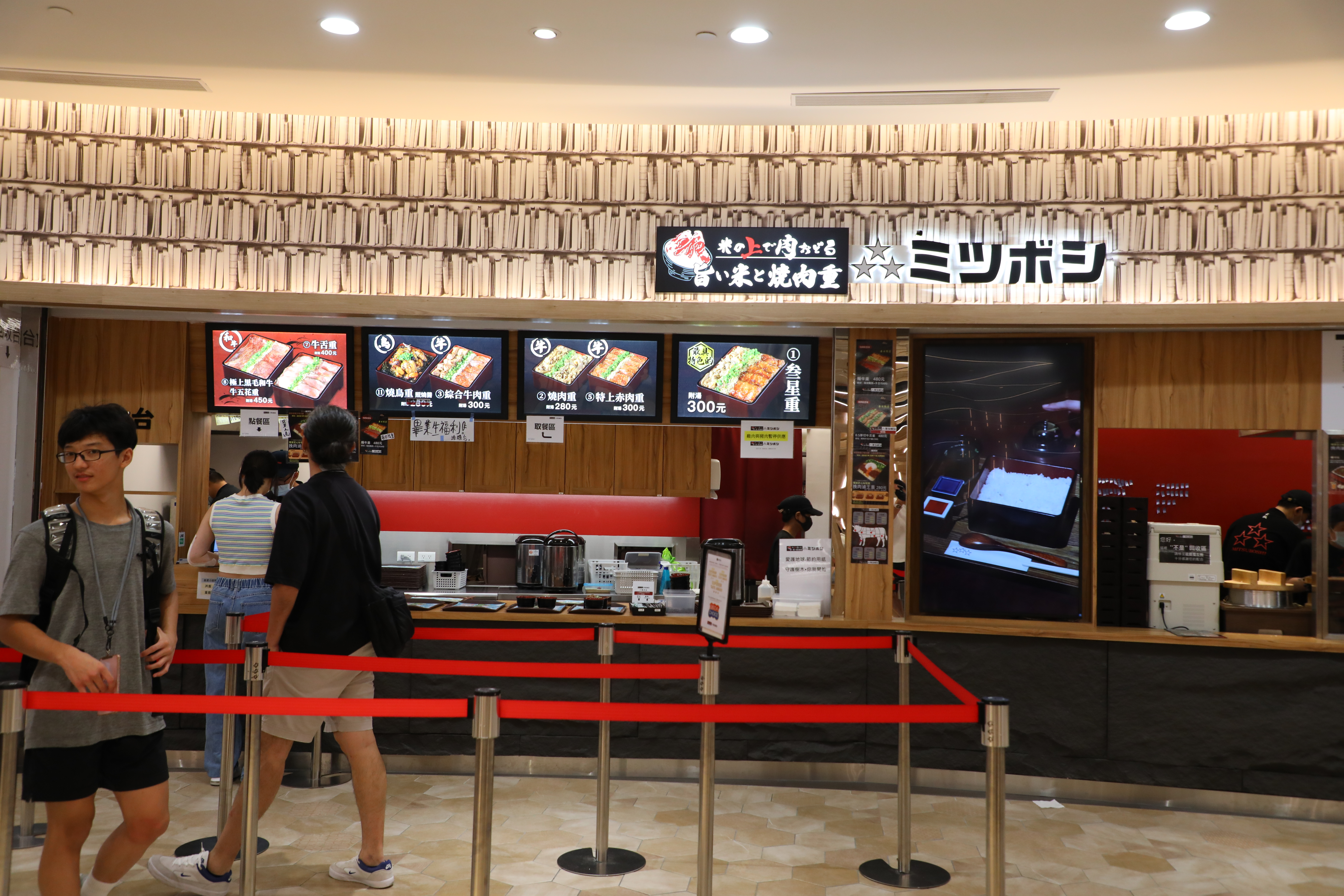 「叁星燒肉重飯」是母集團「株式会社ツマミナ」在台灣插旗的首家分店。