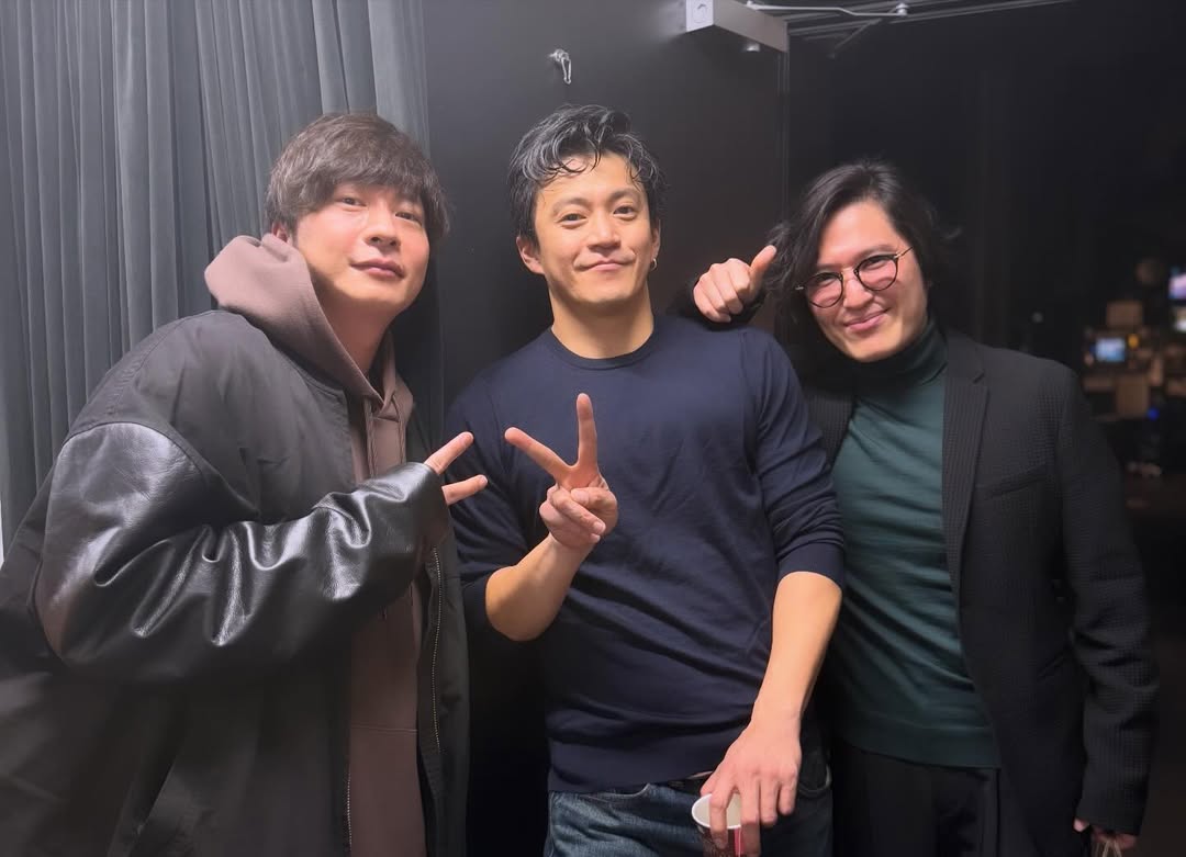 田中圭(左)在鋼琴家清塚信也IG上的身影,中為小栗旬。(翻攝網路)