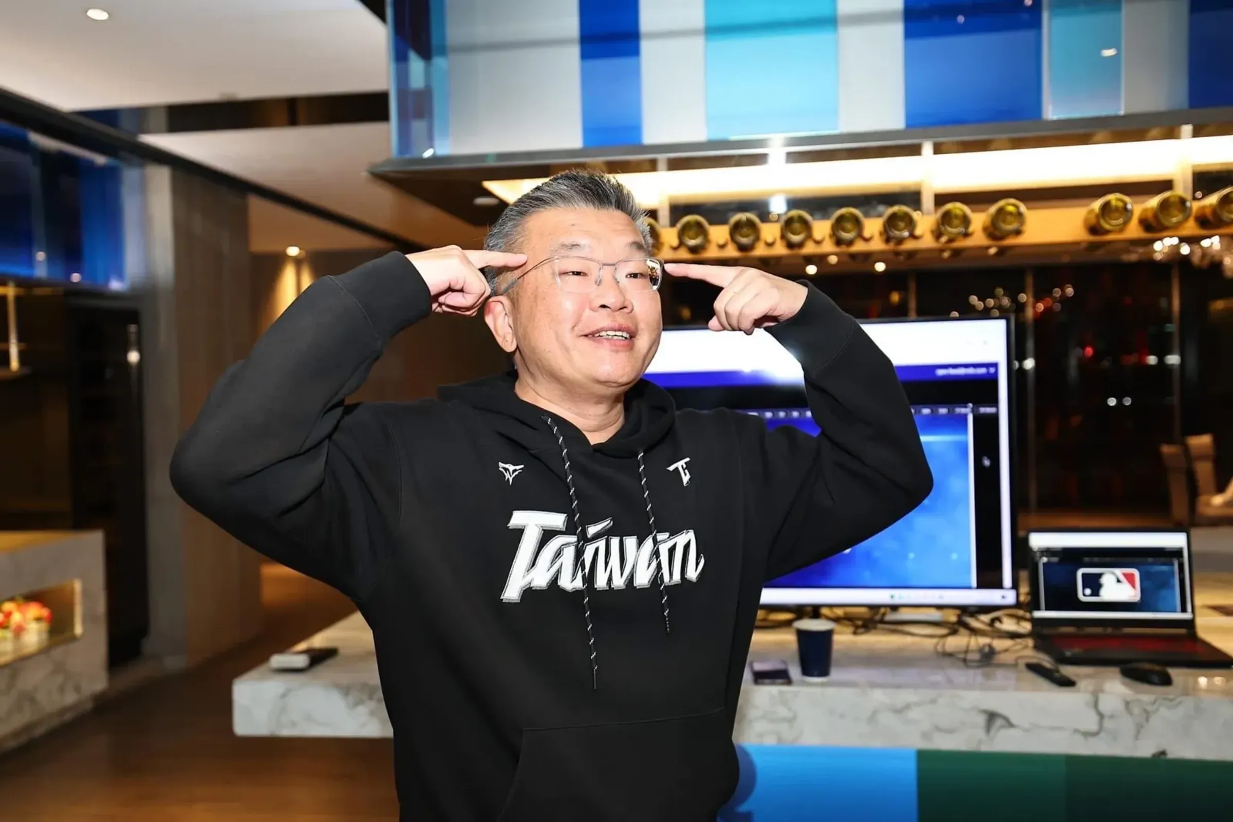 蔡其昌身上的「Team Taiwan」帽T就是來自「台灣狼」。（翻攝自蔡其昌臉書）