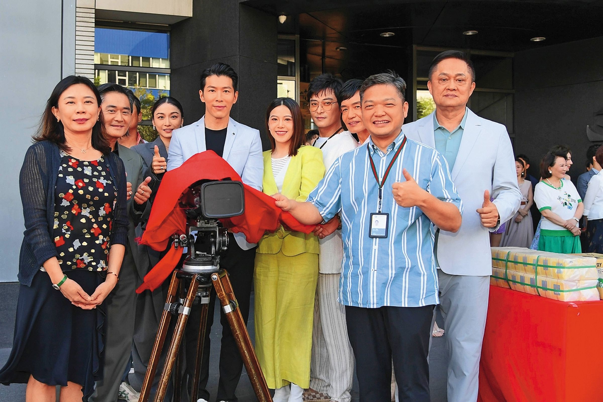 江祖平（左4）去年6月主演三立《願望》，龔美富（右2）出席開鏡儀式。（翻攝自三立台劇臉書）