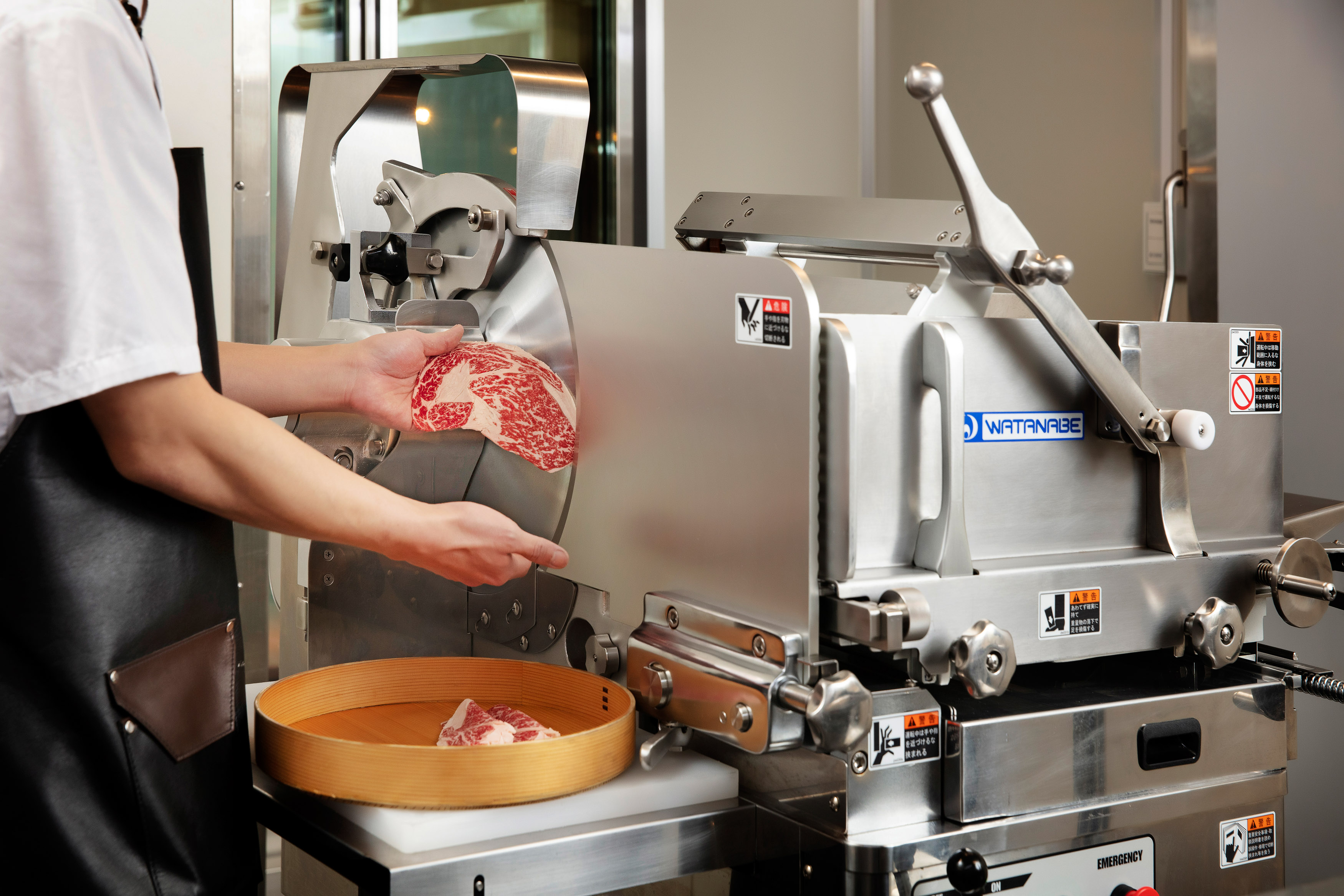 為了達到絕佳口感，WAGYU CLUB採用可切新鮮冷藏肉品的「日本冷藏鮮肉切片機」，最終以1.8mm最佳口感厚度呈現。（WAGYU CLUB提供）