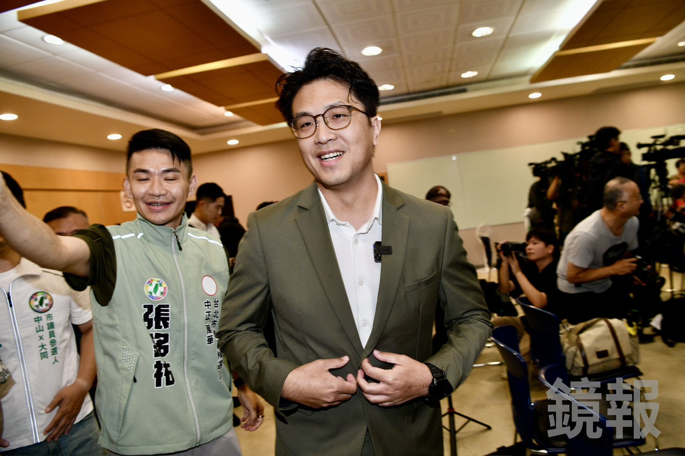 昨日NBA總冠軍賽尼克贏球取得聽牌,尼克球迷沈伯洋開心發文。(鏡報李智為)