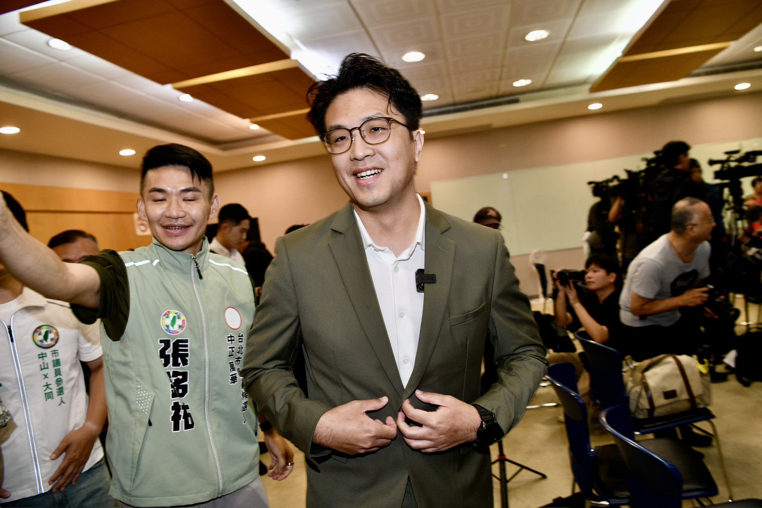 昨日NBA總冠軍賽尼克贏球取得聽牌,尼克球迷沈伯洋開心發文。(鏡報李智為)