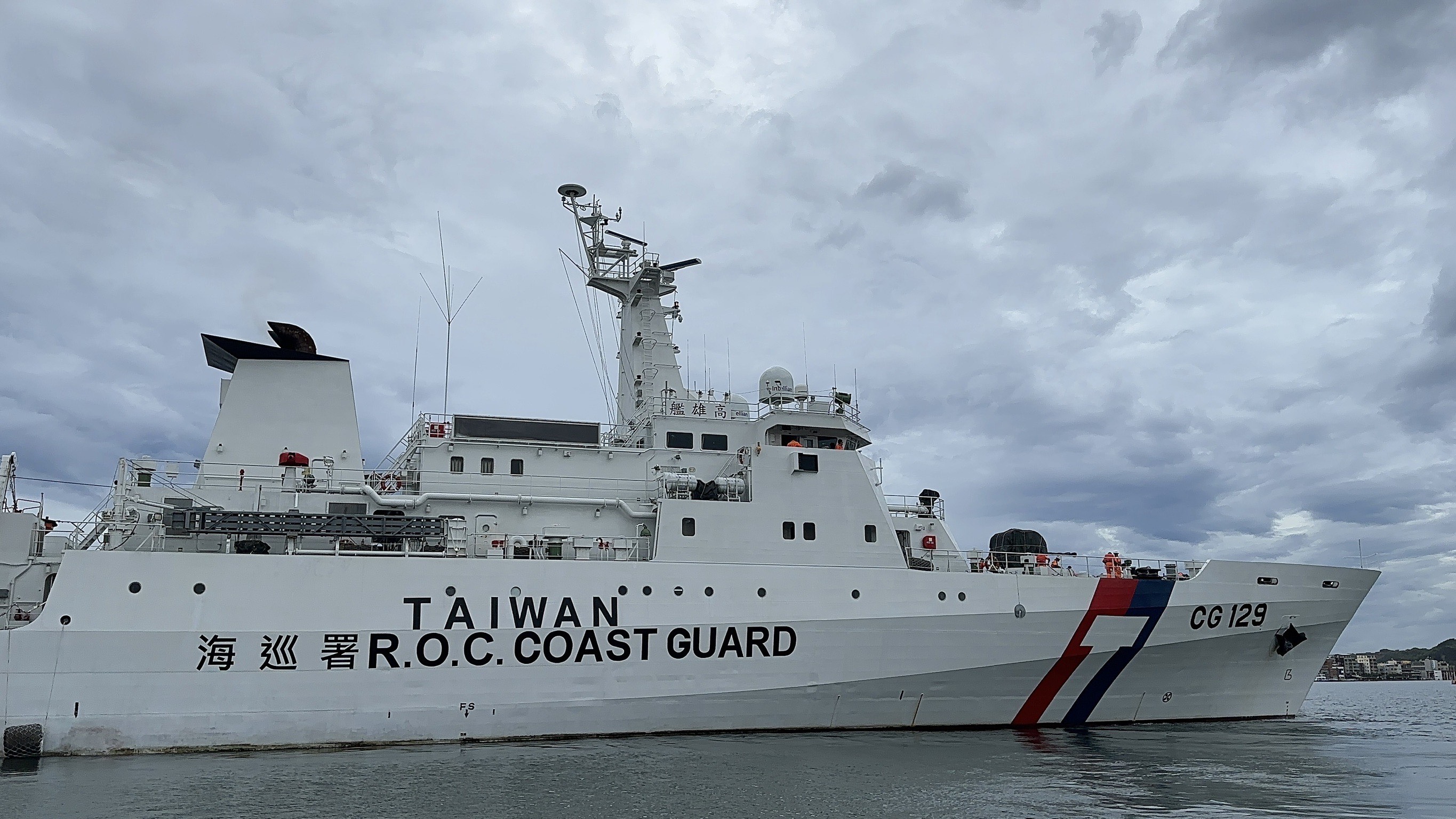 海巡署於清晨4時28分接獲基隆海岸電台報告，得知巴貝多籍「BLUE LAGOON」礦砂船因機艙進水和傾斜，無法自行修復，隨即派遣高雄艦前往救援。（海巡署提供）