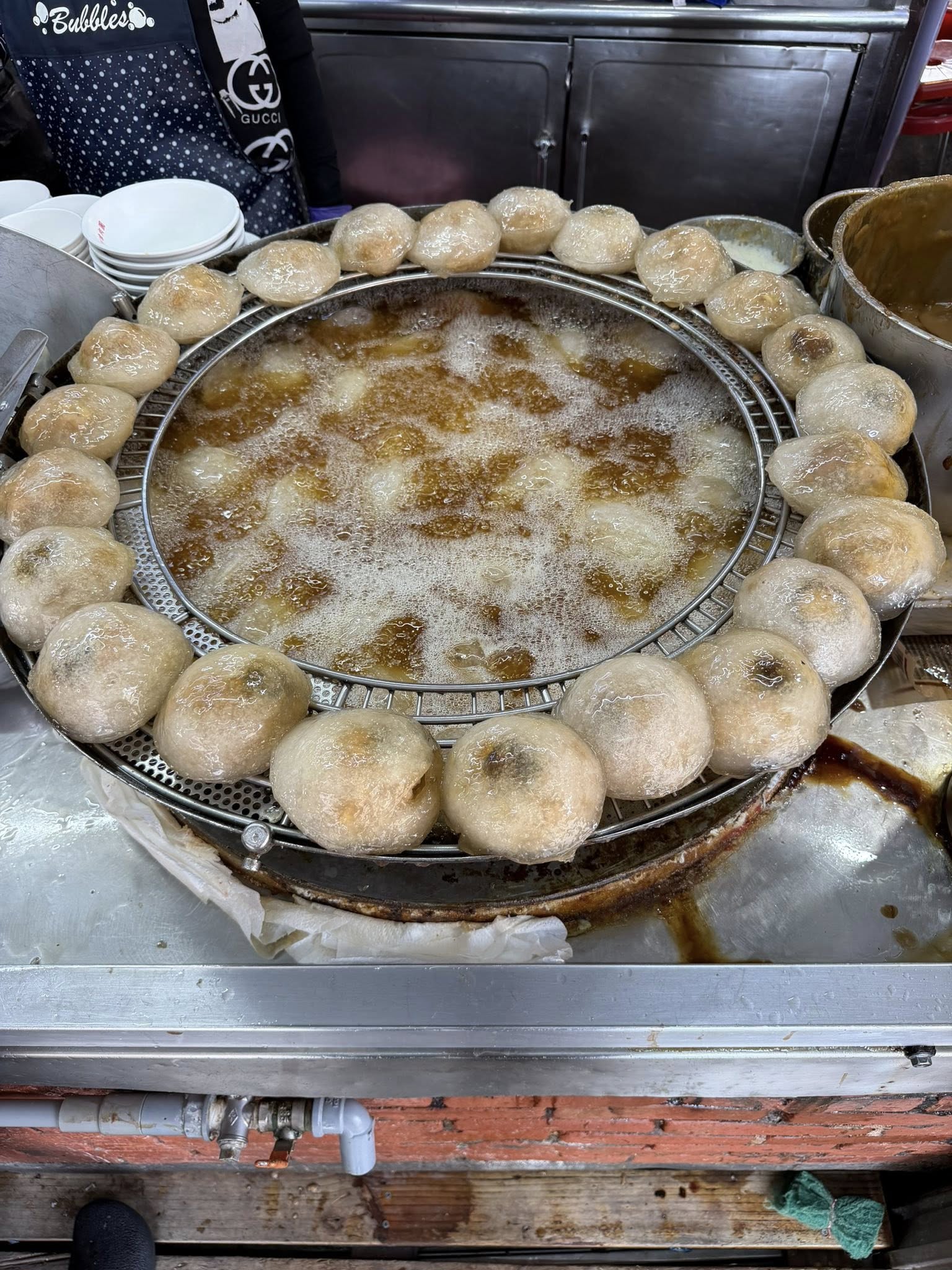 看到這鍋沸油，頓時勾起吃肉圓的食欲。