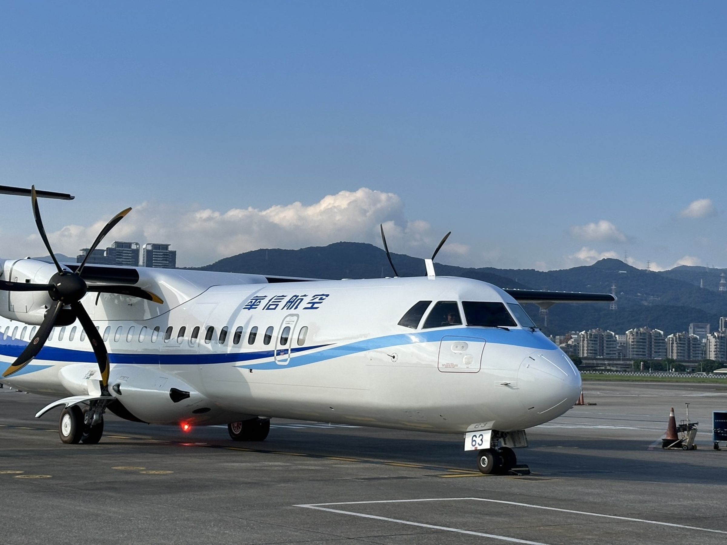 華信航空和立榮航空已宣布明(3日)國內線航班全數取消。(翻攝Facebook@華信航空 Mandarin Airlines)