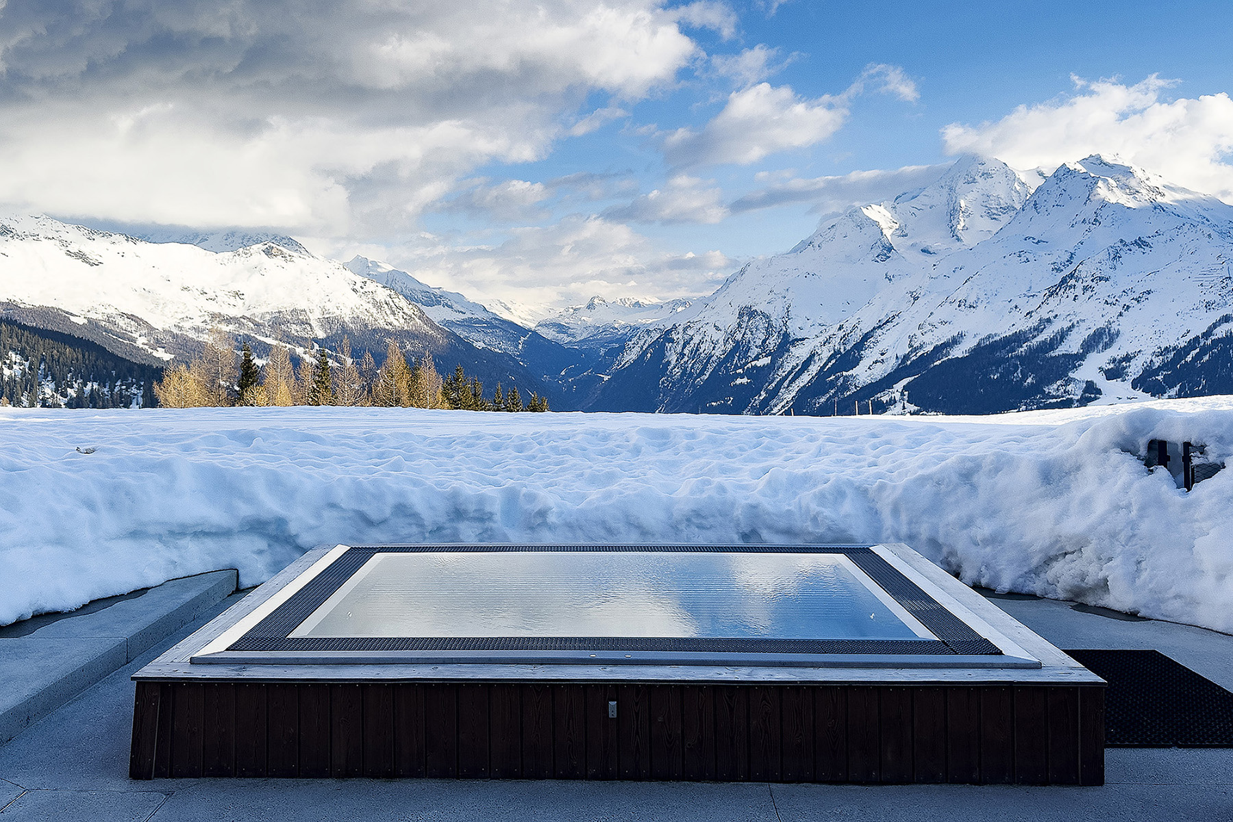 La Paradiso戶外環景按摩浴池，能在雪山環繞下享受溫暖泡湯的極致體驗。