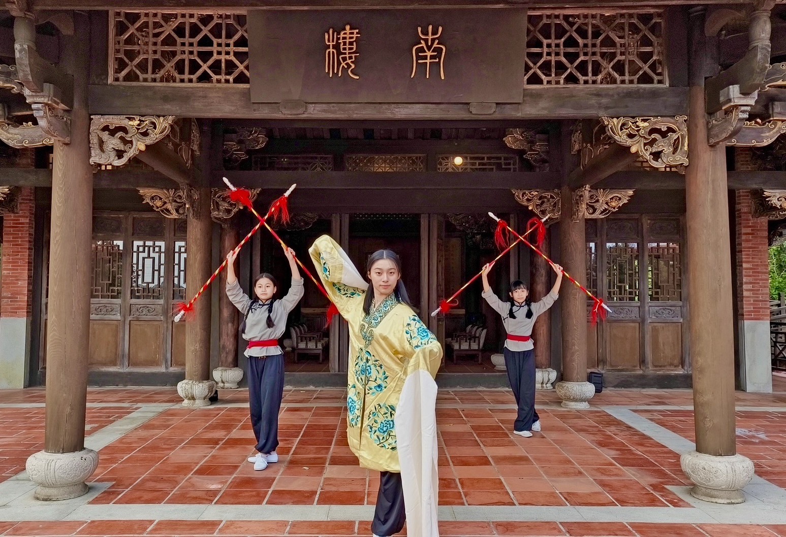 今年春節，The One南園攜手一群13至19歲的小小戲曲家，透過創新的園林賞曲體驗，邀請旅人逐步見證新一代戲曲大家們的養成。（The One提供）