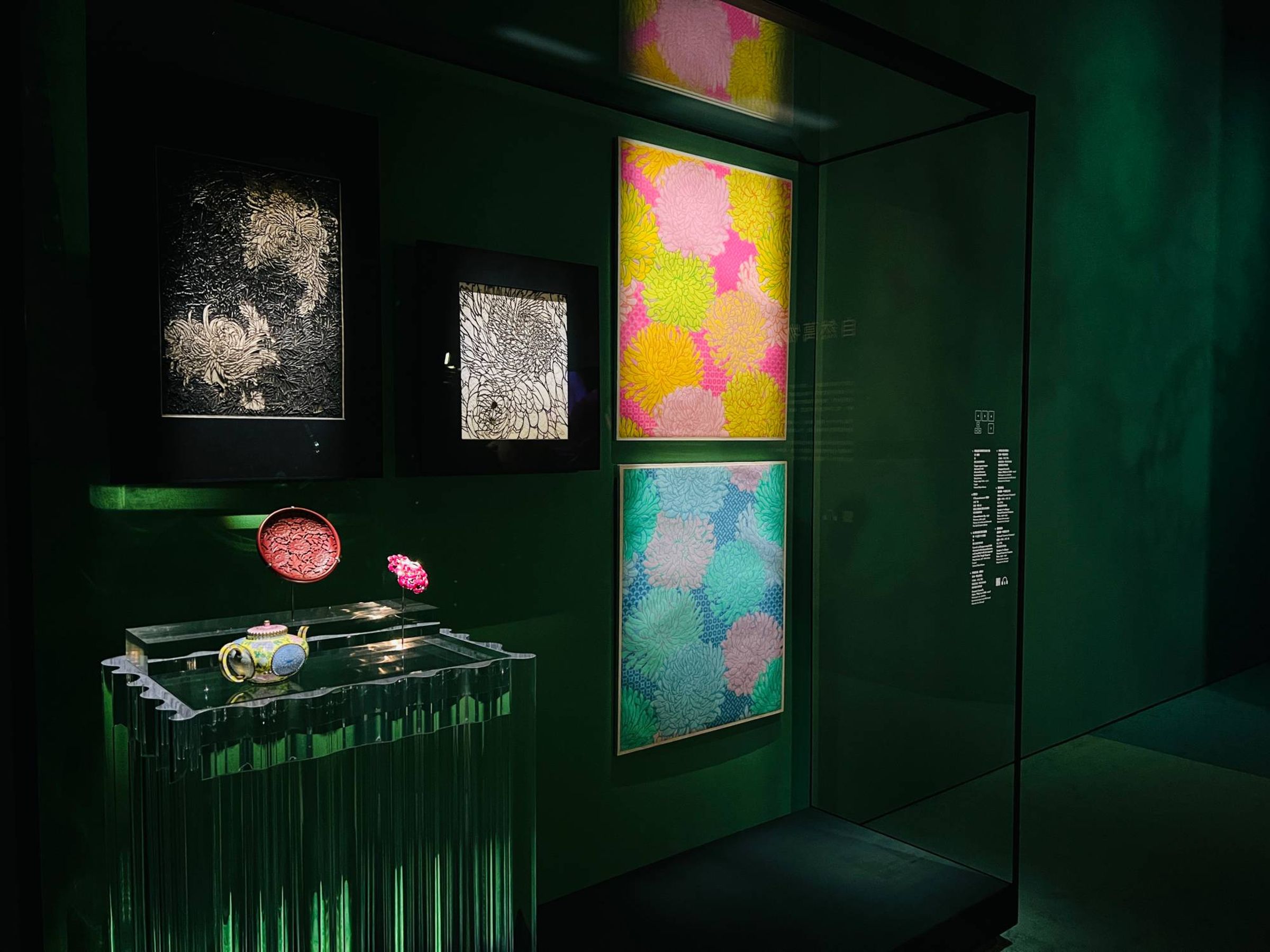 位於「自然萬物」主題的菊花展區，來自不同時間與空間的展覽品，擺在一起卻有難以言喻的詩意，甚至模糊了時間軸。
