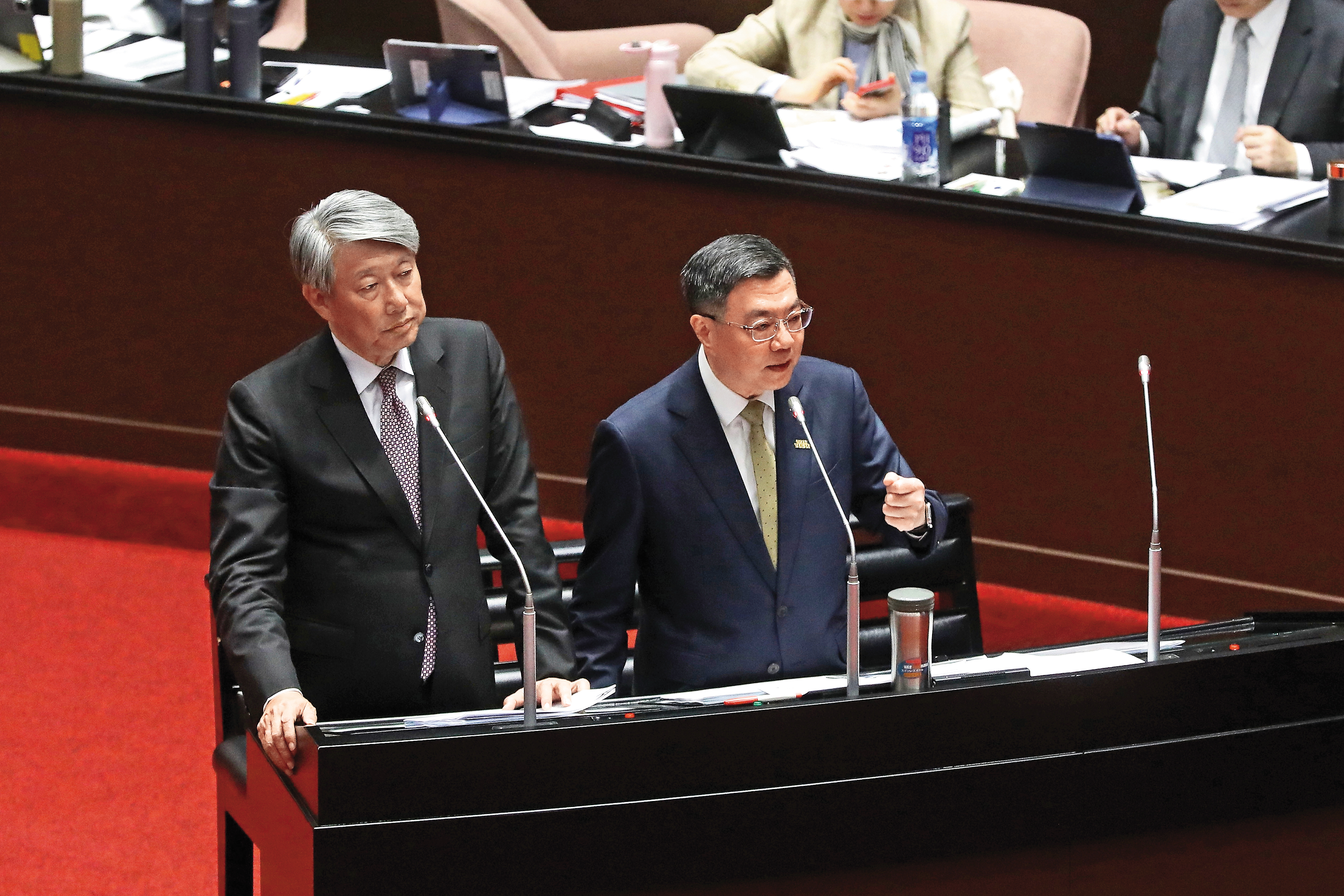 政府對中資來台管制越來越嚴格。圖為行政院長卓榮泰（右）與經濟部長郭智輝（左）。
