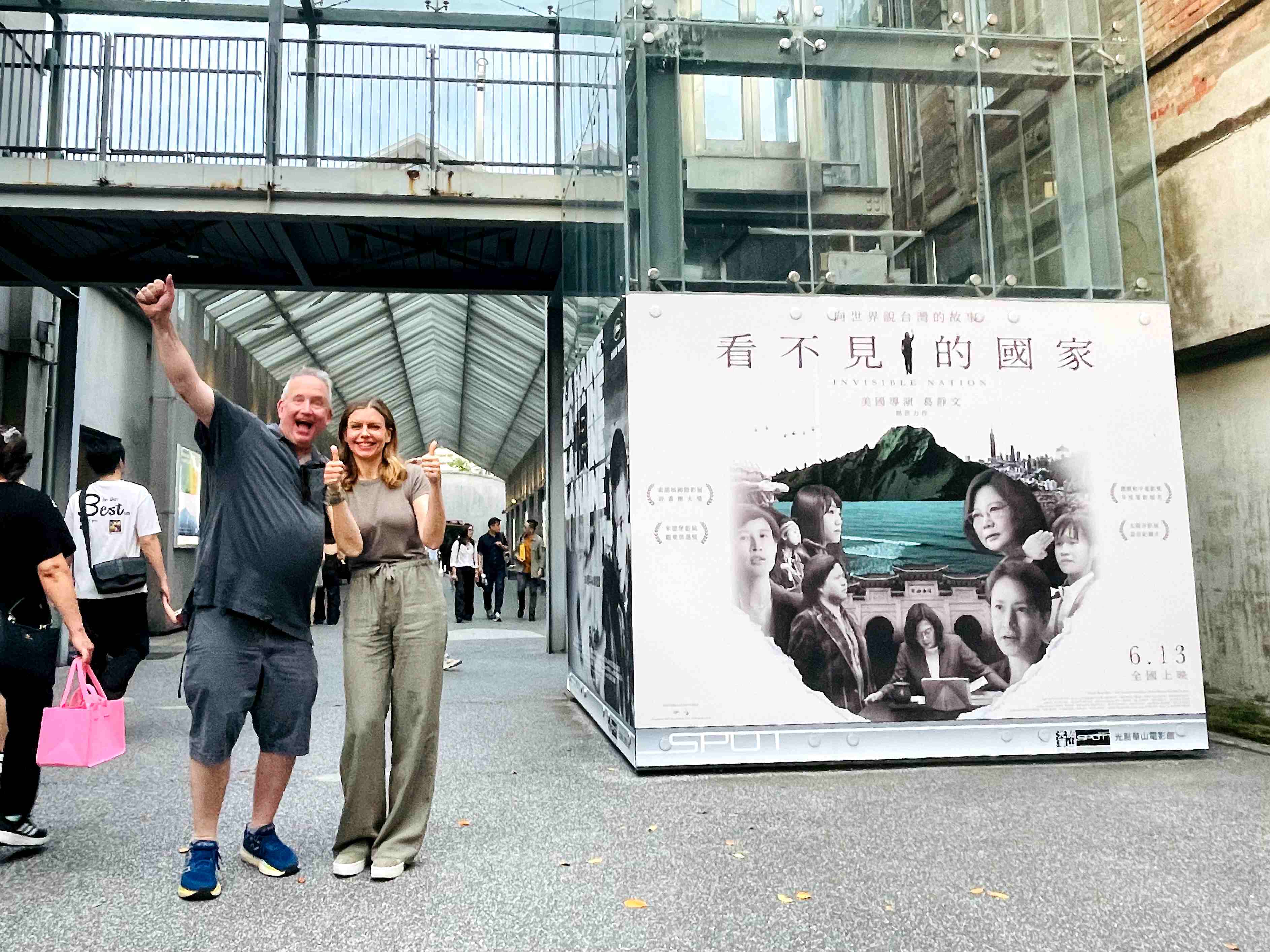 美籍導演葛靜文與製片人夫婿泰德霍普對《看不見的國家》在台票房甚為關心，該片如今票房已過千萬門檻。（海鵬提供）